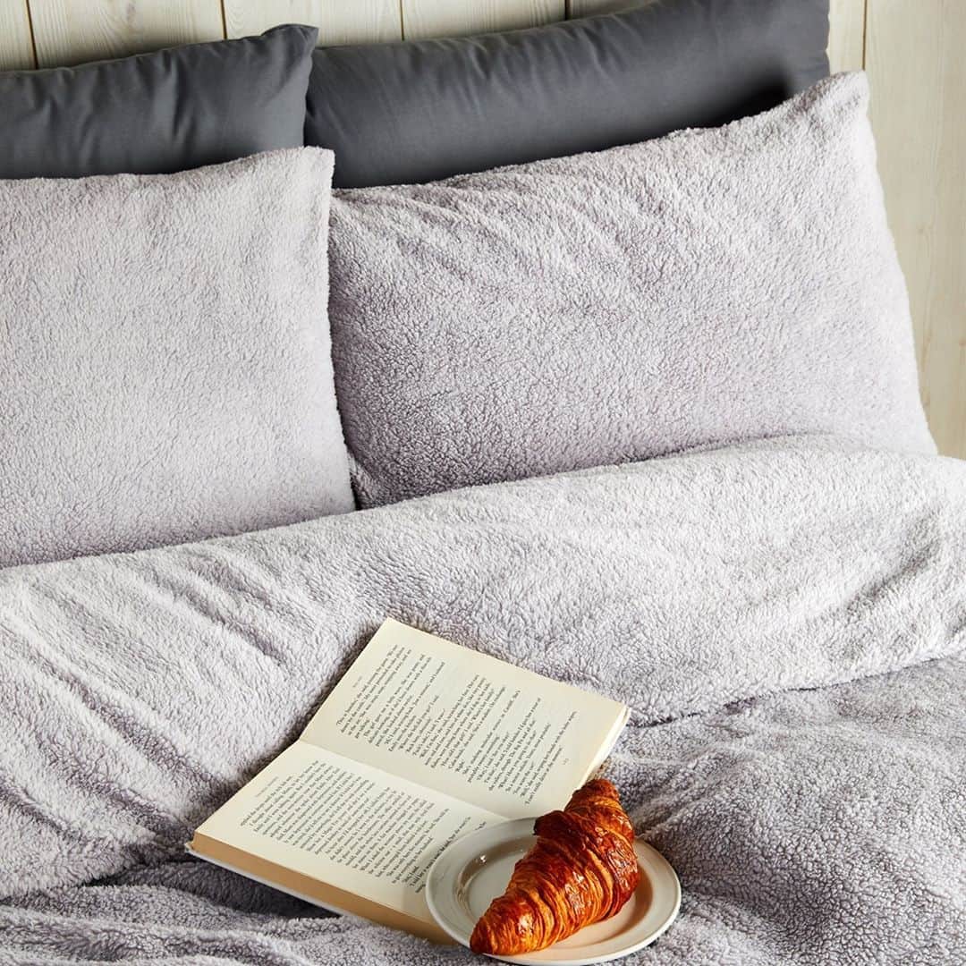 プリマークさんのインスタグラム写真 - (プリマークInstagram)「Saturday in bed with a good book. Bliss ☺️ How are you keeping cosy this weekend?」11月7日 20時35分 - primark