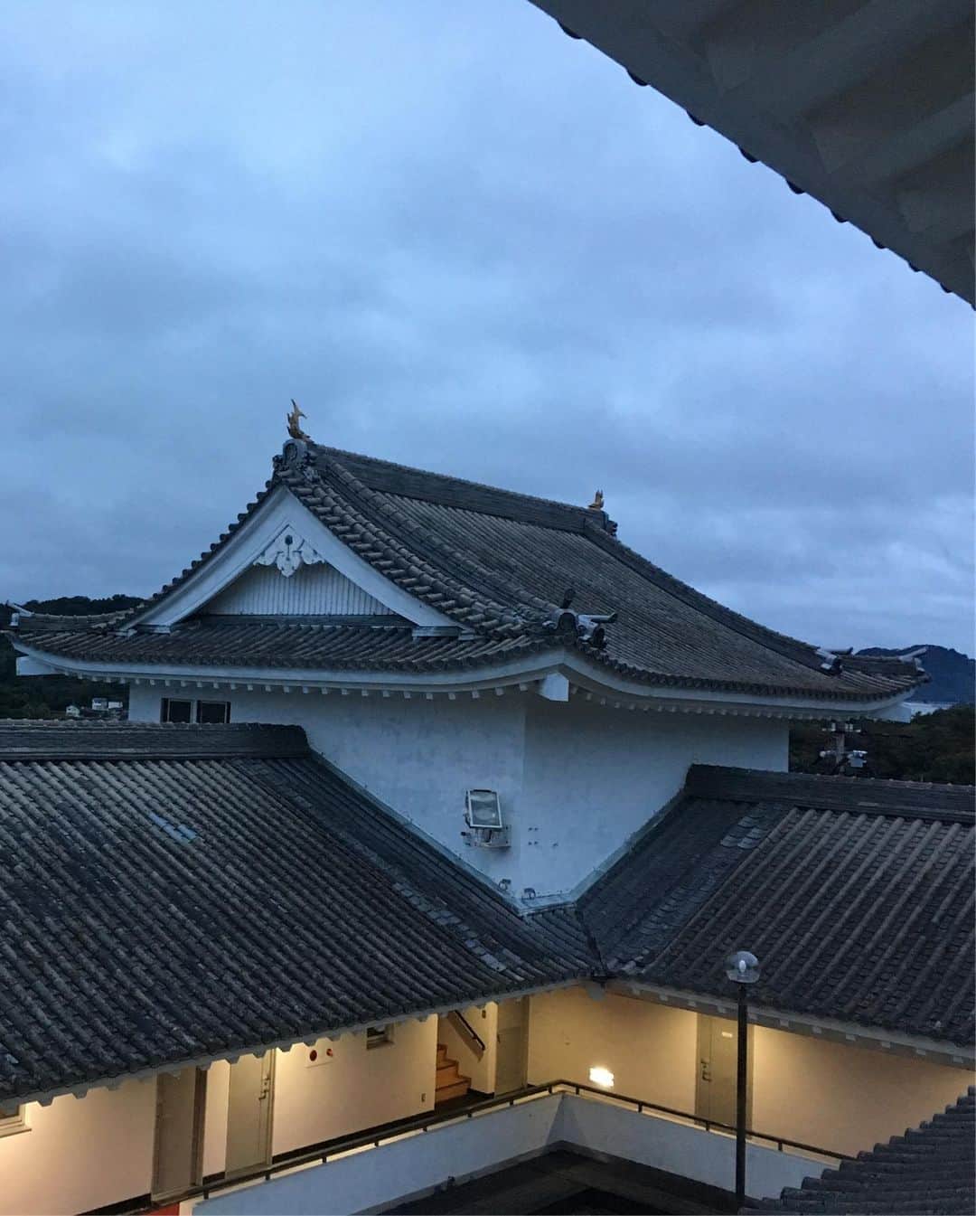 黒山健一さんのインスタグラム写真 - (黒山健一Instagram)「ただの国民宿舎なのに、お城スタイル❗️ めっちゃ雰囲気あるわぁ❗️  The hotel tonight was a Japanese castle❗️  #オジオパワースポーツ  #ogiopowersports」11月7日 20時28分 - kenichi_kuroyama