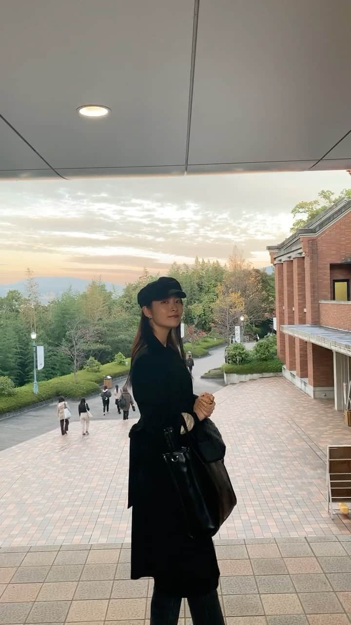 のインスタグラム：「みなさんこんばんは🌆  本日もお仕事だった方々はお疲れ様でした☺️👏  こちらは昨日Twitterでも予告していたリール！  今回は特に、学舎を存分に映したリールなので同女の良さが伝わったらより嬉しいなぁ😌✨🌱  では、本日も#とやぽち まだの方は、ホームのURL または ハイライトの投票方法その②よりポチっと投票お願いします！！  #同志社女子大学 #ミスキャンパス同志社女子2020 #エントリーNo2 #とやおりさ #とやぽち #りさぽち #リール #Twitterもみてね🍒」