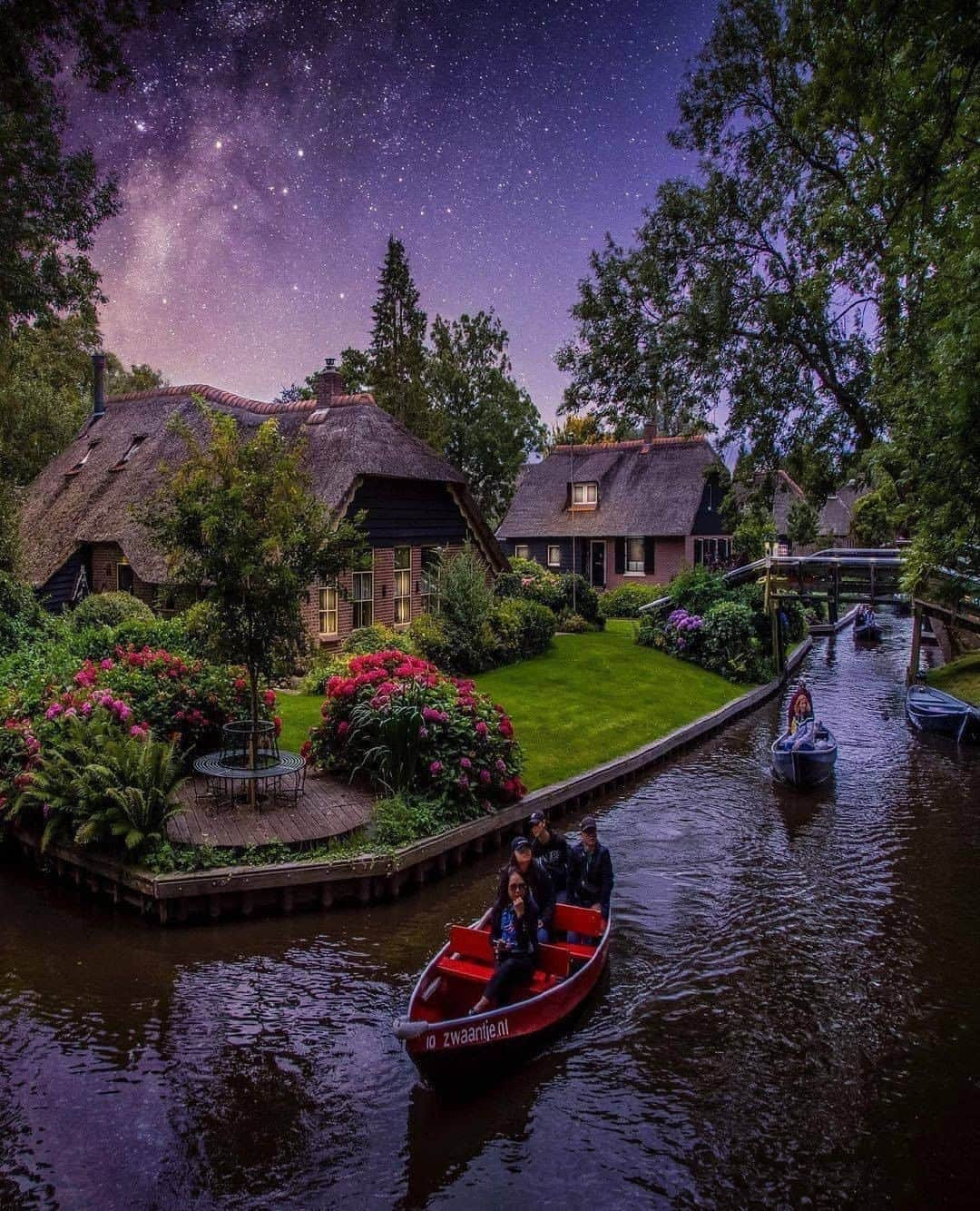 9GAGさんのインスタグラム写真 - (9GAGInstagram)「Who would like to take a night boat ride with?✨🇳🇱  Follow @voyaged for more gems around the world! - 📷 @butnomatter.theroadislife - #voyaged #travel #thenetherlands #9gag」11月7日 20時30分 - 9gag