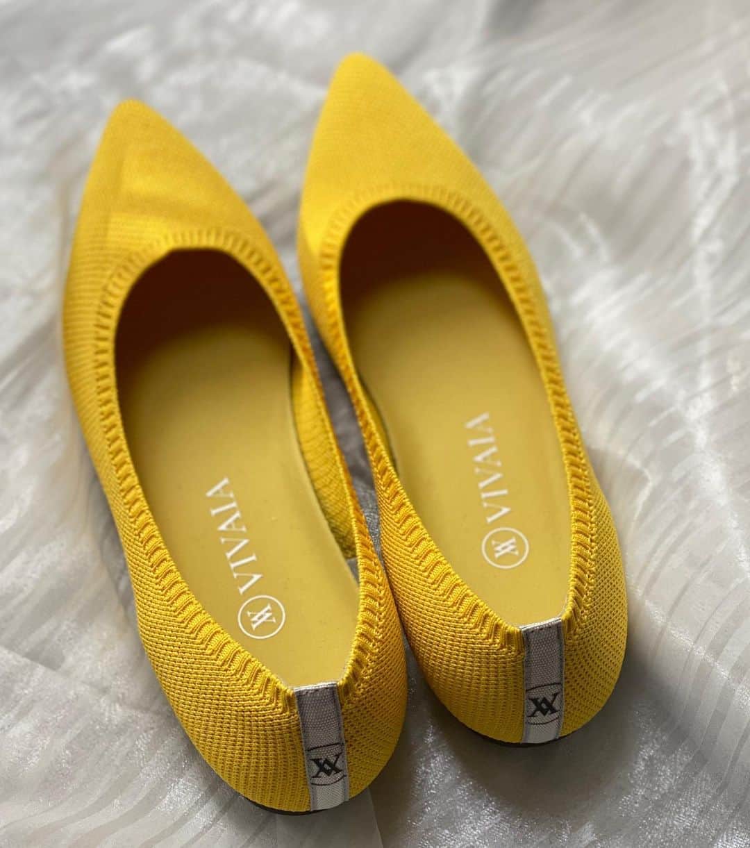 ImotoEtsuyo さんのインスタグラム写真 - (ImotoEtsuyo Instagram)「今朝　投稿した @vivaia_official の靴！ ・ ・ お色違いは イエローです！ ・ ・  @vivaia_official ・ ペットボトルから再生した素材からなる  巻き糸で、独自のサステイナブルな素材を 靴の表面に採用🎵  環境にやさしい靴。  柔らかくて通気性の良いニット素材。 洗濯機の使用が可能。 とにかく、履き心地が良くて軽い！ 履いていてとっても楽な靴です。  色違いはまた今度紹介しますね！  @vivaia_official  https://jp.vivaia.co/  こちらの靴が10%offになるクーポンは ↓↓↓↓↓ 10%割引コード:BISUHADA #vivaia  #slowstyle  #sustainablefashion  #sustainablestyle  #ethicalfashion  #recycle  #recycleart  #フラットシューズ  #サスティナブル  #大人可愛い  #fashion  #flatshoes  #ぺたんこ靴  #shoes  #靴 #スカート ➡︎ @setaichiro_official #セタイチロウ  #ニット ➡︎ @cielair #シエルエアー」11月7日 20時32分 - bisuhada