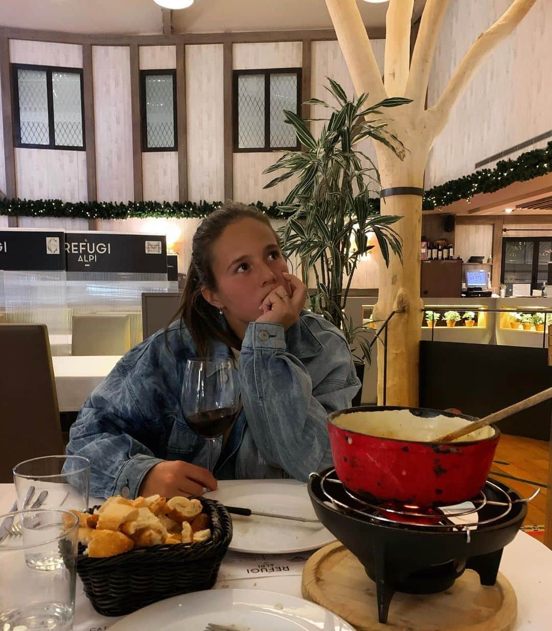 ダリア・カサトキナのインスタグラム：「Thinking about my preseason starting on Monday🥳🙂 Думаю о предстоящей предсезонке😂 #DD #фондю #хлеб #вино #я #отпуск」