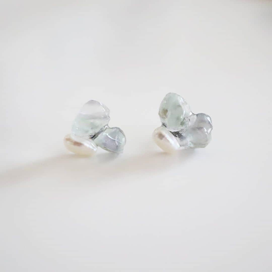 のインスタグラム：「gem pierce · フローライト×淡水パールのピアス · こちらWEB SHOPには載せないので、気になる方はDM下さいね · #joueri#アクセサリー#ピアス#天然石#淡水パール#レジンアクセサリー#天然石ピアス#イヤリング#カジュアルコーデ #ハンドメイドアクセサリー#fashion#ootd#outfit#code#coordinate#style#ファッション#コーディネート#コーデ#プチプラ#プチプラコーデ#シンプルコーデ#mamagirl#locari#partegram#カジュアル#お洒落さんと繋がりたい」