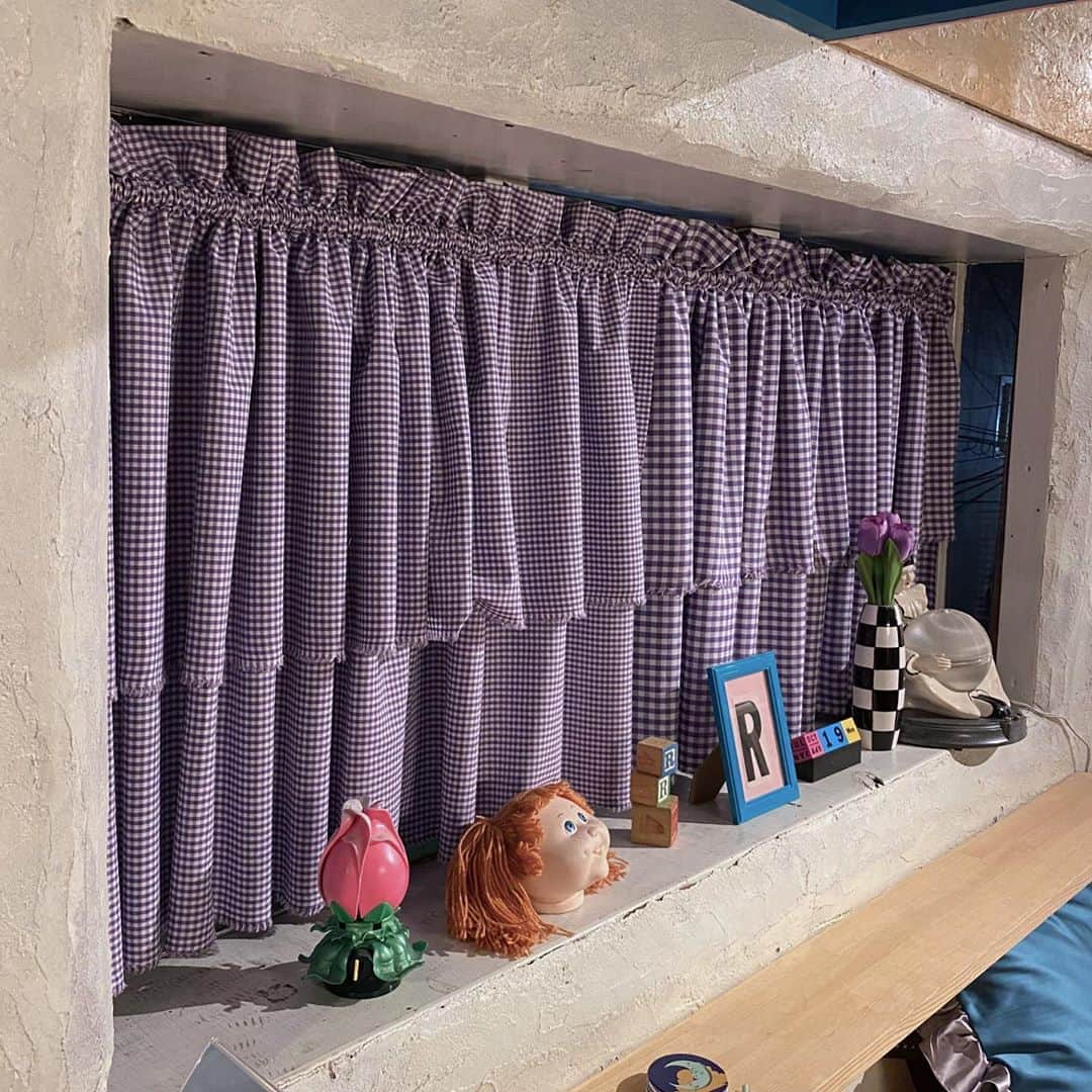 相羽瑠奈さんのインスタグラム写真 - (相羽瑠奈Instagram)「💜  この間、RRRの窓にカーテンをつけたよ 🟪 （ず〜っとやるやる言っててやっと。笑） 色悩んだけど、レジスペースの壁の色に合わせて パープルのギンガムチェックにしてみた可愛い🤤」11月7日 20時39分 - rone.runa
