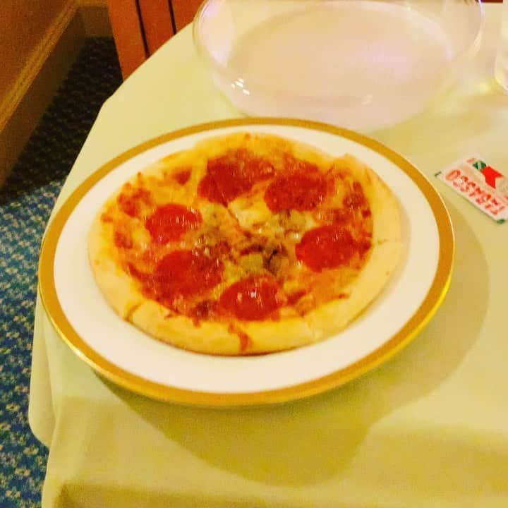 のインスタグラム：「疲れた！収録終わりでスマホ修理店へ、3軒たらい回し正規アップル🍎の修理店へ！コロナで結局予約取れただけ、こんなに大変とわ！疲れ果てた！ ルームサービスでノンアルで早よ寝よ！」