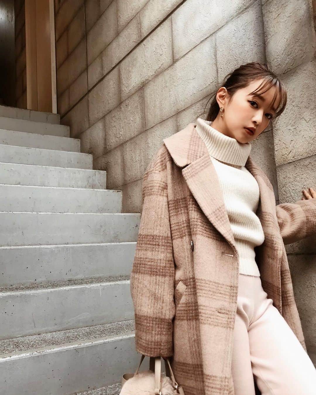 村崎英絵のインスタグラム：「パンツスタイルだけどピンクだから甘めかなぁ？💗 ニットのフレアパンツにショート丈のトップスとロングコートを合わせたよ🐰💕 身長が低くてもロングコートが好きでクローゼットのコートはロングコートが多いなぁ💗 ㅤㅤㅤㅤㅤ ㅤㅤㅤㅤㅤ  パンツコーデの日って必要以上に動きたくなる笑 たぶんいつもの1.5倍の速さで歩いてる気がする笑 逆にワンピースの日は、これでもかと言うくらいゆっくりすぎかも笑  ㅤㅤㅤㅤㅤ ㅤㅤㅤㅤㅤ ㅤㅤㅤㅤㅤ  #ピンクベージュ #ニットコーデ #ロングコート #パンツスタイル  #低身長コーデ #低身長ファッション #おちびコーデ ㅤㅤㅤㅤㅤ ㅤㅤㅤㅤㅤ」