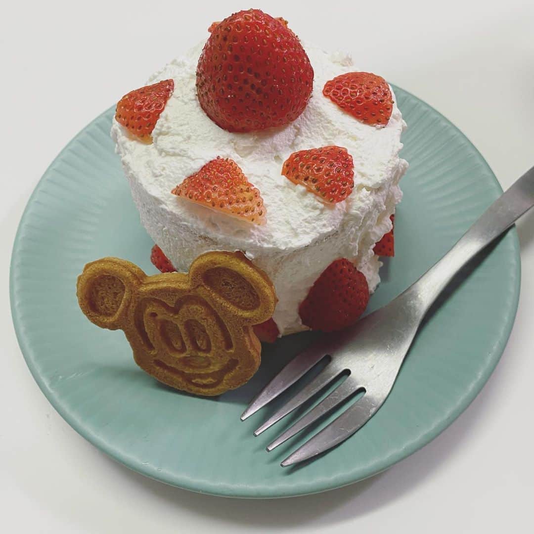 秋山衣梨佳さんのインスタグラム写真 - (秋山衣梨佳Instagram)「🍰🐭🍓  Made a cake.  #cake#おうちカフェ」11月7日 20時49分 - akiyamaerika