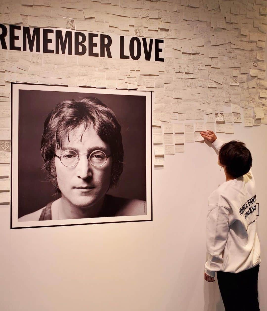 里々佳さんのインスタグラム写真 - (里々佳Instagram)「“DOUBLE FANTASY – John & Yoko”展覧会へ行ってきました。﻿ ﻿ 沢山の平和と愛の言葉で溢れていて、音楽が心地よい空間でした。﻿ そして私のLOVEも張り付けてきましたとさっ。 ﻿ ﻿ #DoubleFantasyJP﻿ #ダブルファンタジー展」11月7日 20時50分 - ririkaaaaaaaa