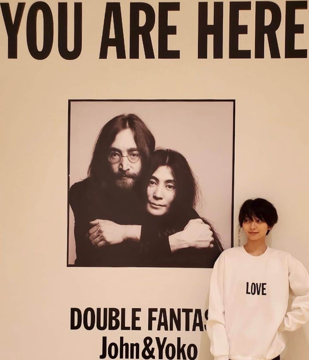 里々佳さんのインスタグラム写真 - (里々佳Instagram)「“DOUBLE FANTASY – John & Yoko”展覧会へ行ってきました。﻿ ﻿ 沢山の平和と愛の言葉で溢れていて、音楽が心地よい空間でした。﻿ そして私のLOVEも張り付けてきましたとさっ。 ﻿ ﻿ #DoubleFantasyJP﻿ #ダブルファンタジー展」11月7日 20時50分 - ririkaaaaaaaa