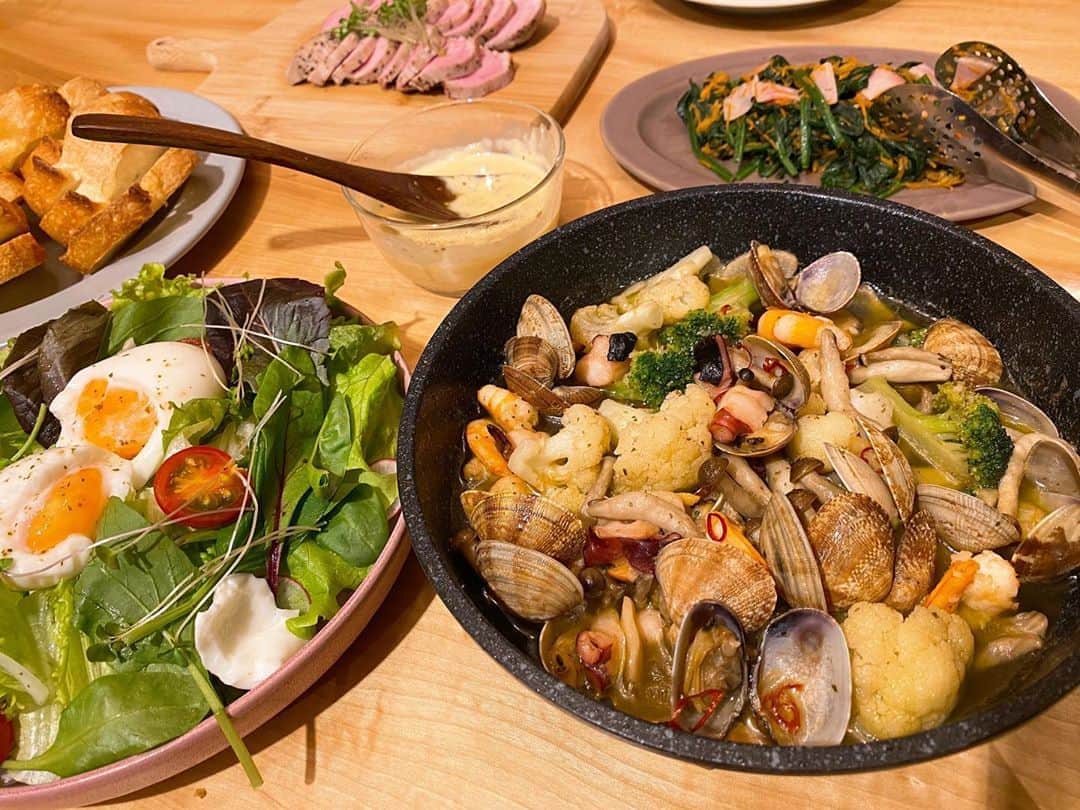 近藤千尋のインスタグラム：「急にアヒージョが食べたくなって😍 久々に。。。🍴 ローストポークはお鍋で放置で出来るから定番😂 下手な説明ですが⬇️ にんにくと塩胡椒を表面に塗って フライパンでお肉の表面を焼き目が付くくらい全面焼いて お肉を取り出し、 ラップで2.3重に巻いて… ジップロックに空気が入らないように入れます！ くるくるとコンパクトにしてゴムで止めて 沸騰したお湯に５分くらいグツグツして… (私は沸騰する前から入れちゃいます！笑) 火を止めて２０分くらい余熱でお肉を置いておくだけ🥰 豚でも牛でも鶏でもおいしく柔らかくできます🥺  ちなみに今日のは豚ヒレさん🐷  パンの🥖日もいいね☺️ 子供たちはシチューでした🥰 寝かしつけながらもう寝そう…😪」