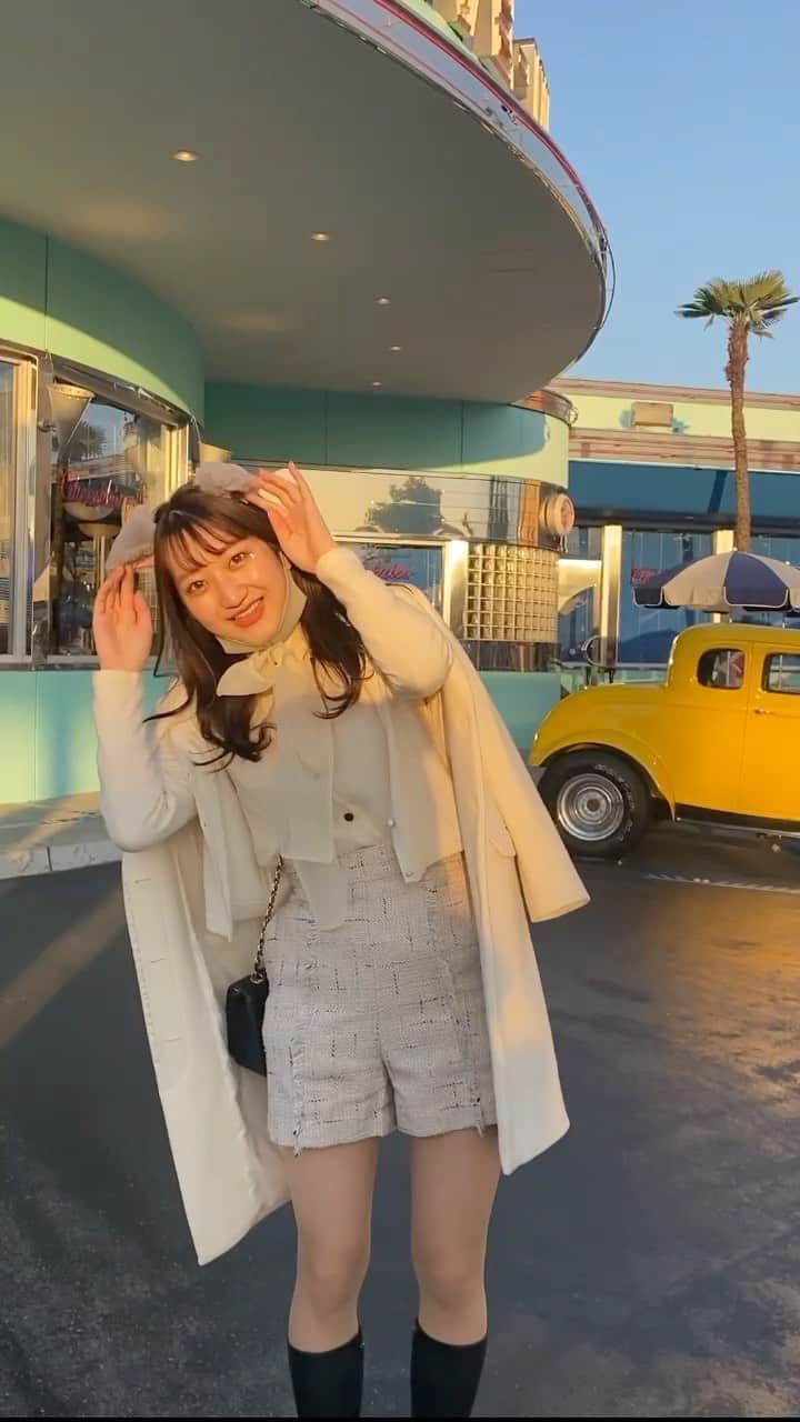 華山友希のインスタグラム：「韓国アイドルに憧れて、目の下にキラキラをつけてみました😌笑  ハロウィンが終わったと思うと、 もう街は一気にクリスマスモード🎅🏻🎄  ファイナルイベント本番まであと16日、 投票もあと"11日"、、 お披露目の日から一瞬だったな（ ; ; ） 最近、時の流れの早さをしみじみと感じます😿  本日もプロフィールのURLから 投票よろしくお願い致します🙇🏻‍♂️  #ミスキャン#ミスコン#ミス同志社 #ミスキャンパス同志社#同志社大学#猫耳#ホワイトコーデ#オールホワイト#ユニバ#ゆにば#ユニバコーデ」