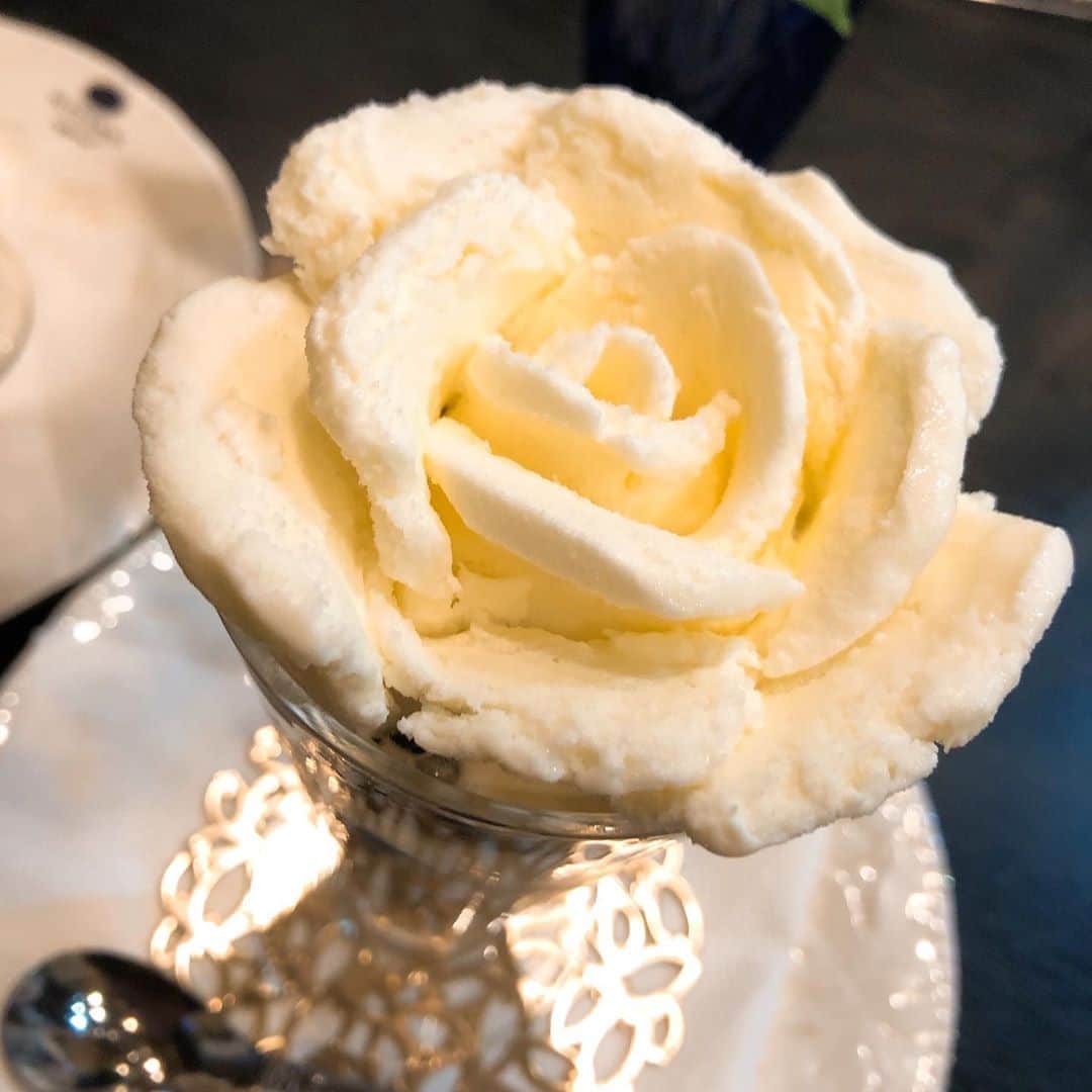 momoさんのインスタグラム写真 - (momoInstagram)「. バラのアイスが乗ったコーヒーゼリーパフェかわいかった🌹わたしはコーヒーゼリー食べられないからバラのアイスが乗ったティーフロートにしました🍹（ティーフロートのアイスはすぐ溶けちゃう！）  . #西荻窪カフェ#西荻窪グルメ#びあん香#バラ」11月7日 20時56分 - momomonyan