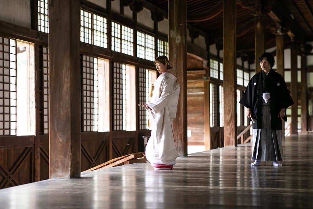 富山結婚式 ヴィラグランディス富山のインスタグラム：「， ， ， 清く、正しく、美しく 着物は日本女性の美しさを際立たせます ， ， #結婚式和装 #白無垢 #和装前撮り #瑞龍寺 ， ， ， ， ， ， ， ， ， ， #ヴィラグランディス富山 他の写真も気になる方はプロフィールから 公式HPもご覧ください▶︎▶︎▶︎」
