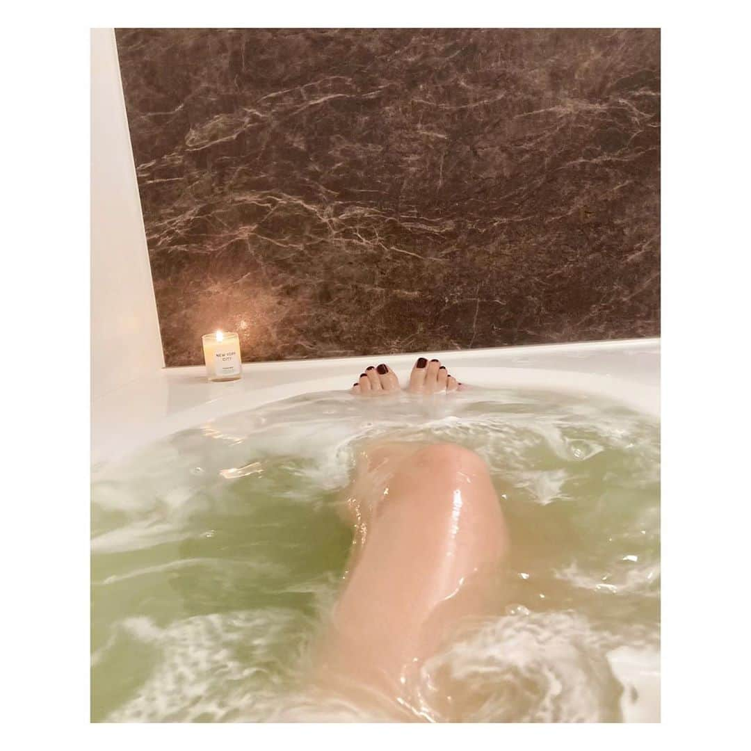 村上奈菜さんのインスタグラム写真 - (村上奈菜Instagram)「抹茶の入浴料🍵 @pdc_jp  お風呂でゆっくりするのが好きなんだけど、抹茶の入浴料は初めて😳 袋から出した瞬間から癒される香り〜！♡ 気になる皮脂・角質の毛穴汚れを落としてくれるんだって☺️ お風呂あがりは保湿されててしっとりだったよ。 キメ細かなつるり肌目指します👼 #pdc #ワフードメイド #バスタイム #入浴剤マニア #pr #宇治抹茶の湯 #bathtime」11月7日 20時57分 - murakami__nana