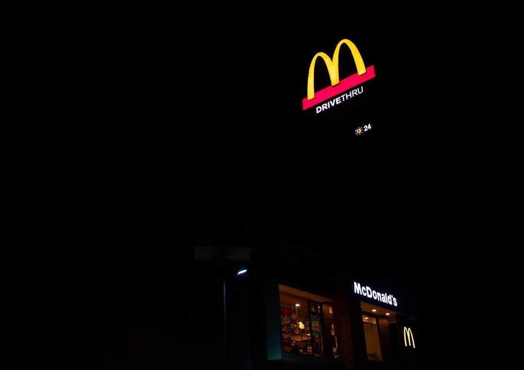 McDonald's Philippinesのインスタグラム：「A quick late night snack idea by @yuksgallery is what you need right now! Ride-Thru, Bike-Thru, Skate-Thru, or Scooter-Thru to satisfy your cravings!」