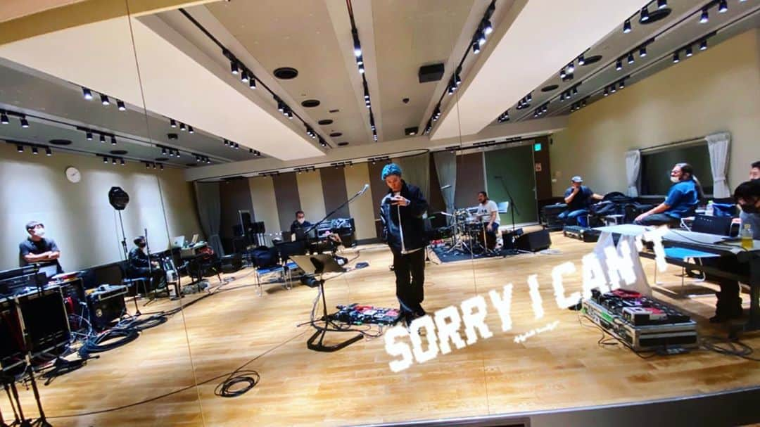 雅-MIYAVI-さんのインスタグラム写真 - (雅-MIYAVI-Instagram)「Sorry I can’t, I have rehearsal 正在彩排🎸リハーサル中〜」11月7日 20時59分 - miyavi_ishihara