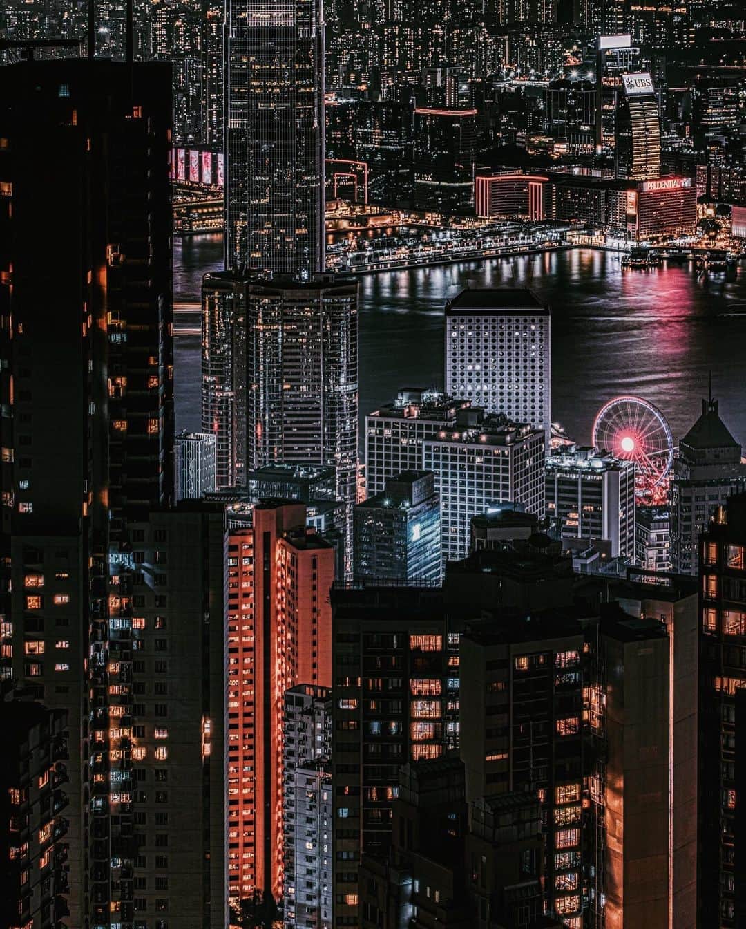 のインスタグラム：「. 🇭🇰🌉🌃 Dream World  Have A Beautiful Weekend    #hayamihannah  #DiscoverHongKong  #Picsofhk #香港 #streetmobs  #instameethk⁠ #awesomehongkong  #hongkongphotography⁠ #unlimitedhongkong  #exploringhongkong⁠ #hongkongstreets  #hongkongnight  #hongkong  #hongkonglifestyle #hongkongstreetphotography⁠ #visualhongkong  #reframinghk  #Hongkongliving #StreetMobs #moodygrams⁠  #Adorama #Way2ill #yourshotphotographer  #localiiz  #HongKongGuide #TimeOutHK #capitalshooters  #DarkMobs  #ZolimaHongKong  #写真好きな人と繋がりたい」