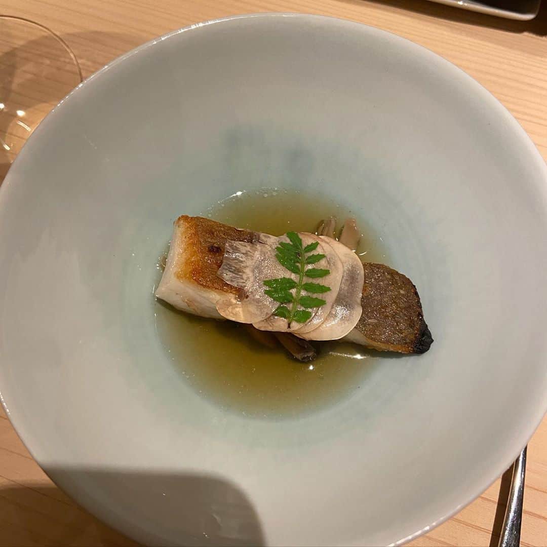 あろえグルメさんのインスタグラム写真 - (あろえグルメInstagram)「🐬鮨m🌱 食べログ3.09 表参道 ． まだできて半年くらいのお店！！ほんとーーーにおいしかった🥺❤️❤️ 食べログ3．09だけど最近の評価は4とかばっかりだから絶対これからあがる🥺🌱 お寿司なのに、ソムリエがいてワインおいしくてぐびぐびのんだ🍣🐡笑 お寿司もおいしくて、一品料理もおしゃれで本当に美味しくて幸せな室内すぎた！ 人気みたいでカウンター最後埋まってた〜🍣 お寿司とワインのマリアージュって意味で、Mらしい🐶🧞‍♂️ ．  #東京グルメ#東京ディナー#東京観光#東京カフェ#instagood#fff#lfl#インスタ映え #表参道カフェ#東京カフェ巡り#焼肉#代官山グルメ#お寿司#寿司好きな人と繋がりたい  #グルメスタグラム#表参道ディナー#西麻布グルメ#六本木ディナー#東京コース料理#食べログ #表参道グルメ#グルメ好きな人と繋がりたい#フォロー返し#ソムリエ#鮨m#ワイン好きな人と繋がりたい #うに#いくら#トリュフ#牡蠣」11月7日 21時00分 - oishiisukisuki