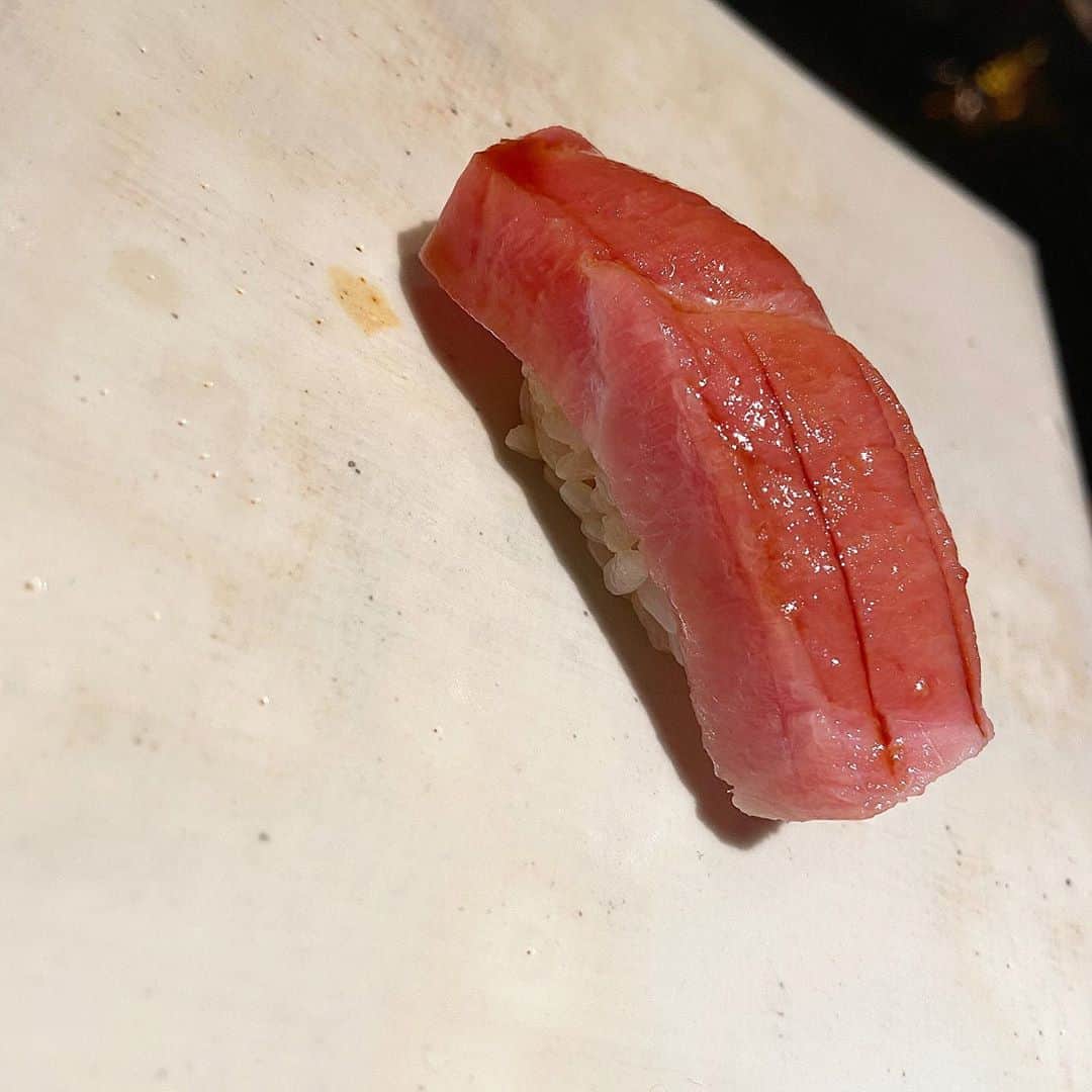 あろえグルメさんのインスタグラム写真 - (あろえグルメInstagram)「🐬鮨m🌱 食べログ3.09 表参道 ． まだできて半年くらいのお店！！ほんとーーーにおいしかった🥺❤️❤️ 食べログ3．09だけど最近の評価は4とかばっかりだから絶対これからあがる🥺🌱 お寿司なのに、ソムリエがいてワインおいしくてぐびぐびのんだ🍣🐡笑 お寿司もおいしくて、一品料理もおしゃれで本当に美味しくて幸せな室内すぎた！ 人気みたいでカウンター最後埋まってた〜🍣 お寿司とワインのマリアージュって意味で、Mらしい🐶🧞‍♂️ ．  #東京グルメ#東京ディナー#東京観光#東京カフェ#instagood#fff#lfl#インスタ映え #表参道カフェ#東京カフェ巡り#焼肉#代官山グルメ#お寿司#寿司好きな人と繋がりたい  #グルメスタグラム#表参道ディナー#西麻布グルメ#六本木ディナー#東京コース料理#食べログ #表参道グルメ#グルメ好きな人と繋がりたい#フォロー返し#ソムリエ#鮨m#ワイン好きな人と繋がりたい #うに#いくら#トリュフ#牡蠣」11月7日 21時00分 - oishiisukisuki