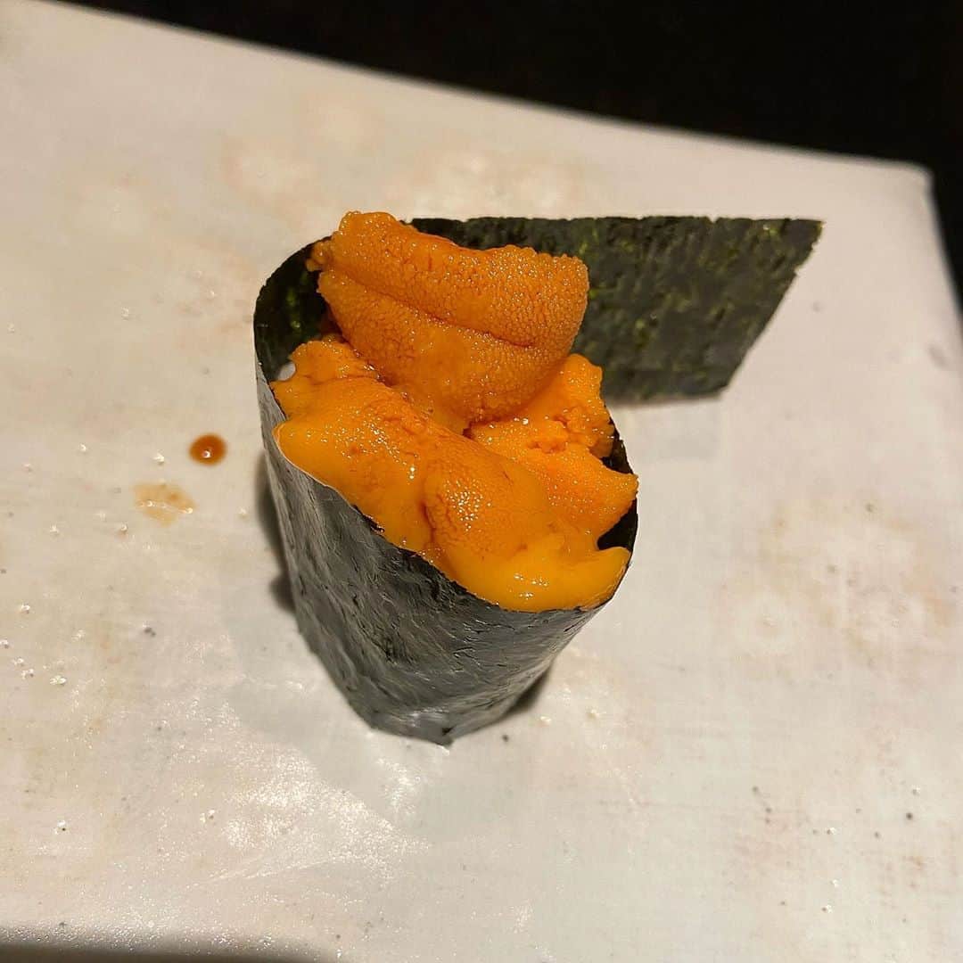 あろえグルメさんのインスタグラム写真 - (あろえグルメInstagram)「🐬鮨m🌱 食べログ3.09 表参道 ． まだできて半年くらいのお店！！ほんとーーーにおいしかった🥺❤️❤️ 食べログ3．09だけど最近の評価は4とかばっかりだから絶対これからあがる🥺🌱 お寿司なのに、ソムリエがいてワインおいしくてぐびぐびのんだ🍣🐡笑 お寿司もおいしくて、一品料理もおしゃれで本当に美味しくて幸せな室内すぎた！ 人気みたいでカウンター最後埋まってた〜🍣 お寿司とワインのマリアージュって意味で、Mらしい🐶🧞‍♂️ ．  #東京グルメ#東京ディナー#東京観光#東京カフェ#instagood#fff#lfl#インスタ映え #表参道カフェ#東京カフェ巡り#焼肉#代官山グルメ#お寿司#寿司好きな人と繋がりたい  #グルメスタグラム#表参道ディナー#西麻布グルメ#六本木ディナー#東京コース料理#食べログ #表参道グルメ#グルメ好きな人と繋がりたい#フォロー返し#ソムリエ#鮨m#ワイン好きな人と繋がりたい #うに#いくら#トリュフ#牡蠣」11月7日 21時00分 - oishiisukisuki