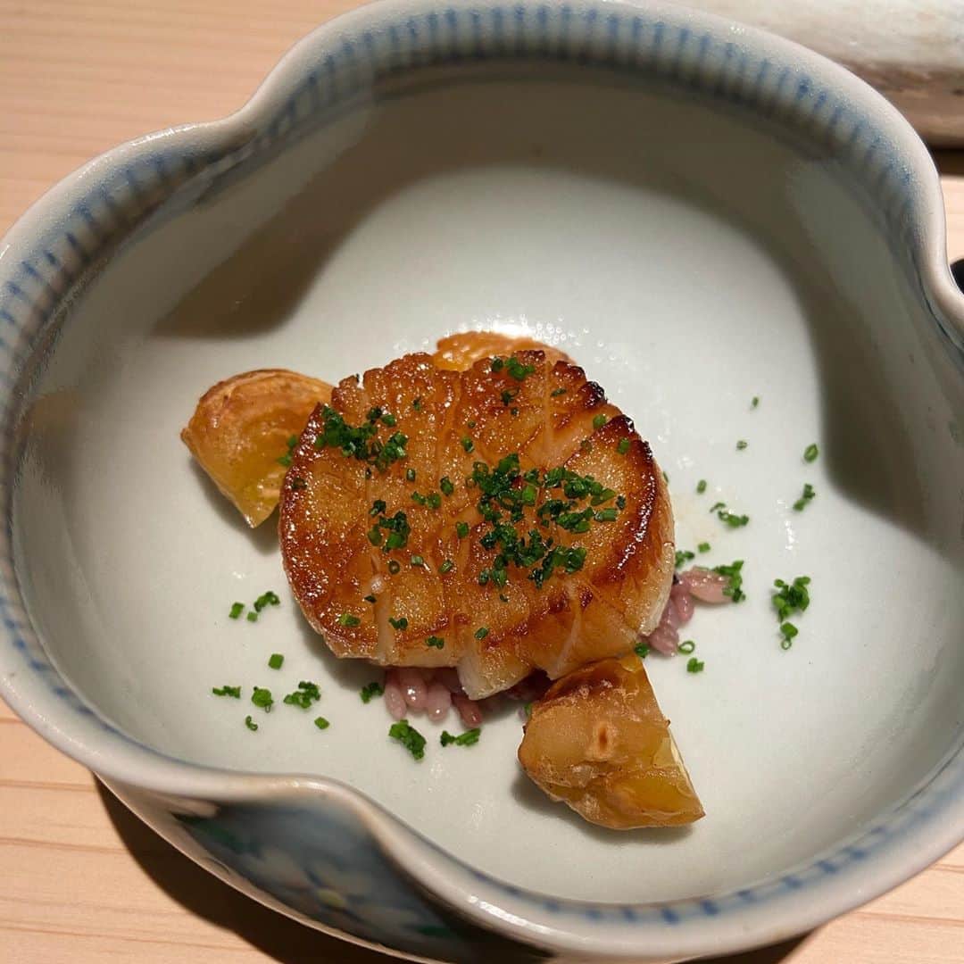 あろえグルメさんのインスタグラム写真 - (あろえグルメInstagram)「🐬鮨m🌱 食べログ3.09 表参道 ． まだできて半年くらいのお店！！ほんとーーーにおいしかった🥺❤️❤️ 食べログ3．09だけど最近の評価は4とかばっかりだから絶対これからあがる🥺🌱 お寿司なのに、ソムリエがいてワインおいしくてぐびぐびのんだ🍣🐡笑 お寿司もおいしくて、一品料理もおしゃれで本当に美味しくて幸せな室内すぎた！ 人気みたいでカウンター最後埋まってた〜🍣 お寿司とワインのマリアージュって意味で、Mらしい🐶🧞‍♂️ ．  #東京グルメ#東京ディナー#東京観光#東京カフェ#instagood#fff#lfl#インスタ映え #表参道カフェ#東京カフェ巡り#焼肉#代官山グルメ#お寿司#寿司好きな人と繋がりたい  #グルメスタグラム#表参道ディナー#西麻布グルメ#六本木ディナー#東京コース料理#食べログ #表参道グルメ#グルメ好きな人と繋がりたい#フォロー返し#ソムリエ#鮨m#ワイン好きな人と繋がりたい #うに#いくら#トリュフ#牡蠣」11月7日 21時00分 - oishiisukisuki