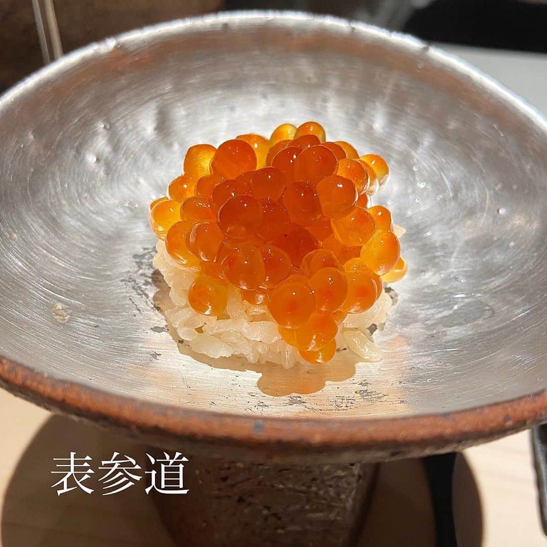 あろえグルメさんのインスタグラム写真 - (あろえグルメInstagram)「🐬鮨m🌱 食べログ3.09 表参道 ． まだできて半年くらいのお店！！ほんとーーーにおいしかった🥺❤️❤️ 食べログ3．09だけど最近の評価は4とかばっかりだから絶対これからあがる🥺🌱 お寿司なのに、ソムリエがいてワインおいしくてぐびぐびのんだ🍣🐡笑 お寿司もおいしくて、一品料理もおしゃれで本当に美味しくて幸せな室内すぎた！ 人気みたいでカウンター最後埋まってた〜🍣 お寿司とワインのマリアージュって意味で、Mらしい🐶🧞‍♂️ ．  #東京グルメ#東京ディナー#東京観光#東京カフェ#instagood#fff#lfl#インスタ映え #表参道カフェ#東京カフェ巡り#焼肉#代官山グルメ#お寿司#寿司好きな人と繋がりたい  #グルメスタグラム#表参道ディナー#西麻布グルメ#六本木ディナー#東京コース料理#食べログ #表参道グルメ#グルメ好きな人と繋がりたい#フォロー返し#ソムリエ#鮨m#ワイン好きな人と繋がりたい #うに#いくら#トリュフ#牡蠣」11月7日 21時00分 - oishiisukisuki