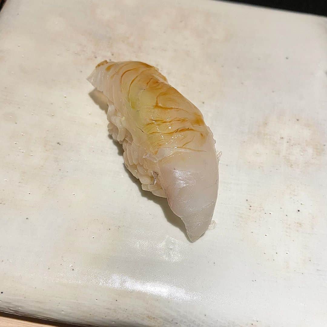 あろえグルメさんのインスタグラム写真 - (あろえグルメInstagram)「🐬鮨m🌱 食べログ3.09 表参道 ． まだできて半年くらいのお店！！ほんとーーーにおいしかった🥺❤️❤️ 食べログ3．09だけど最近の評価は4とかばっかりだから絶対これからあがる🥺🌱 お寿司なのに、ソムリエがいてワインおいしくてぐびぐびのんだ🍣🐡笑 お寿司もおいしくて、一品料理もおしゃれで本当に美味しくて幸せな室内すぎた！ 人気みたいでカウンター最後埋まってた〜🍣 お寿司とワインのマリアージュって意味で、Mらしい🐶🧞‍♂️ ．  #東京グルメ#東京ディナー#東京観光#東京カフェ#instagood#fff#lfl#インスタ映え #表参道カフェ#東京カフェ巡り#焼肉#代官山グルメ#お寿司#寿司好きな人と繋がりたい  #グルメスタグラム#表参道ディナー#西麻布グルメ#六本木ディナー#東京コース料理#食べログ #表参道グルメ#グルメ好きな人と繋がりたい#フォロー返し#ソムリエ#鮨m#ワイン好きな人と繋がりたい #うに#いくら#トリュフ#牡蠣」11月7日 21時00分 - oishiisukisuki