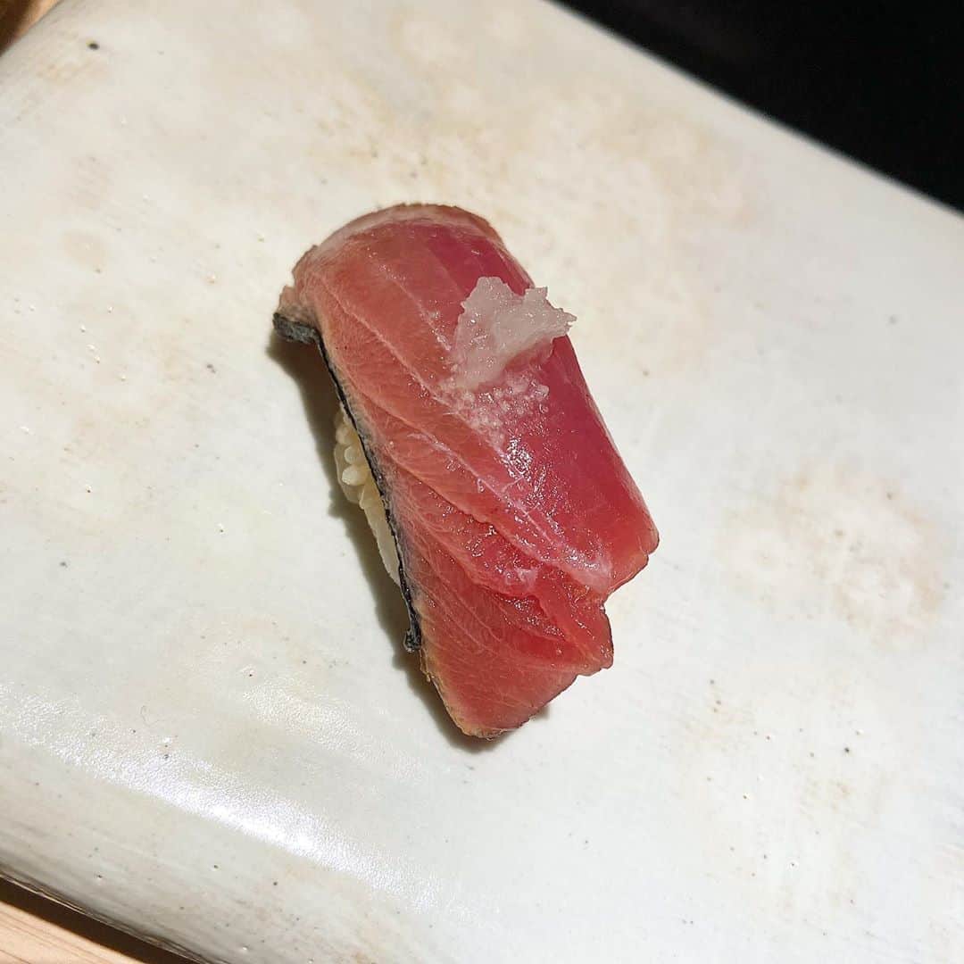 あろえグルメさんのインスタグラム写真 - (あろえグルメInstagram)「🐬鮨m🌱 食べログ3.09 表参道 ． まだできて半年くらいのお店！！ほんとーーーにおいしかった🥺❤️❤️ 食べログ3．09だけど最近の評価は4とかばっかりだから絶対これからあがる🥺🌱 お寿司なのに、ソムリエがいてワインおいしくてぐびぐびのんだ🍣🐡笑 お寿司もおいしくて、一品料理もおしゃれで本当に美味しくて幸せな室内すぎた！ 人気みたいでカウンター最後埋まってた〜🍣 お寿司とワインのマリアージュって意味で、Mらしい🐶🧞‍♂️ ．  #東京グルメ#東京ディナー#東京観光#東京カフェ#instagood#fff#lfl#インスタ映え #表参道カフェ#東京カフェ巡り#焼肉#代官山グルメ#お寿司#寿司好きな人と繋がりたい  #グルメスタグラム#表参道ディナー#西麻布グルメ#六本木ディナー#東京コース料理#食べログ #表参道グルメ#グルメ好きな人と繋がりたい#フォロー返し#ソムリエ#鮨m#ワイン好きな人と繋がりたい #うに#いくら#トリュフ#牡蠣」11月7日 21時00分 - oishiisukisuki