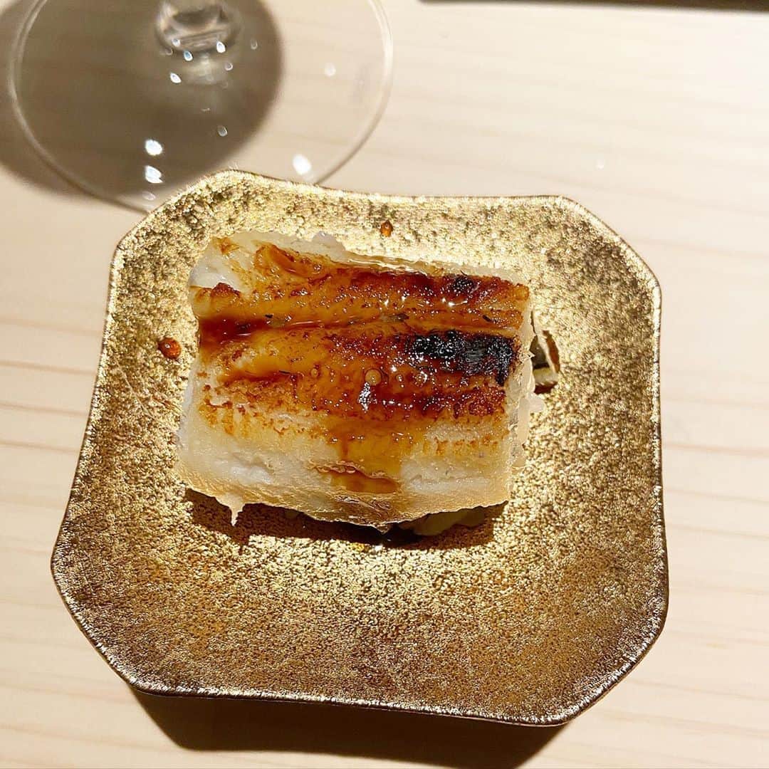 あろえグルメさんのインスタグラム写真 - (あろえグルメInstagram)「🐬鮨m🌱 食べログ3.09 表参道 ． まだできて半年くらいのお店！！ほんとーーーにおいしかった🥺❤️❤️ 食べログ3．09だけど最近の評価は4とかばっかりだから絶対これからあがる🥺🌱 お寿司なのに、ソムリエがいてワインおいしくてぐびぐびのんだ🍣🐡笑 お寿司もおいしくて、一品料理もおしゃれで本当に美味しくて幸せな室内すぎた！ 人気みたいでカウンター最後埋まってた〜🍣 お寿司とワインのマリアージュって意味で、Mらしい🐶🧞‍♂️ ．  #東京グルメ#東京ディナー#東京観光#東京カフェ#instagood#fff#lfl#インスタ映え #表参道カフェ#東京カフェ巡り#焼肉#代官山グルメ#お寿司#寿司好きな人と繋がりたい  #グルメスタグラム#表参道ディナー#西麻布グルメ#六本木ディナー#東京コース料理#食べログ #表参道グルメ#グルメ好きな人と繋がりたい#フォロー返し#ソムリエ#鮨m#ワイン好きな人と繋がりたい #うに#いくら#トリュフ#牡蠣」11月7日 21時00分 - oishiisukisuki