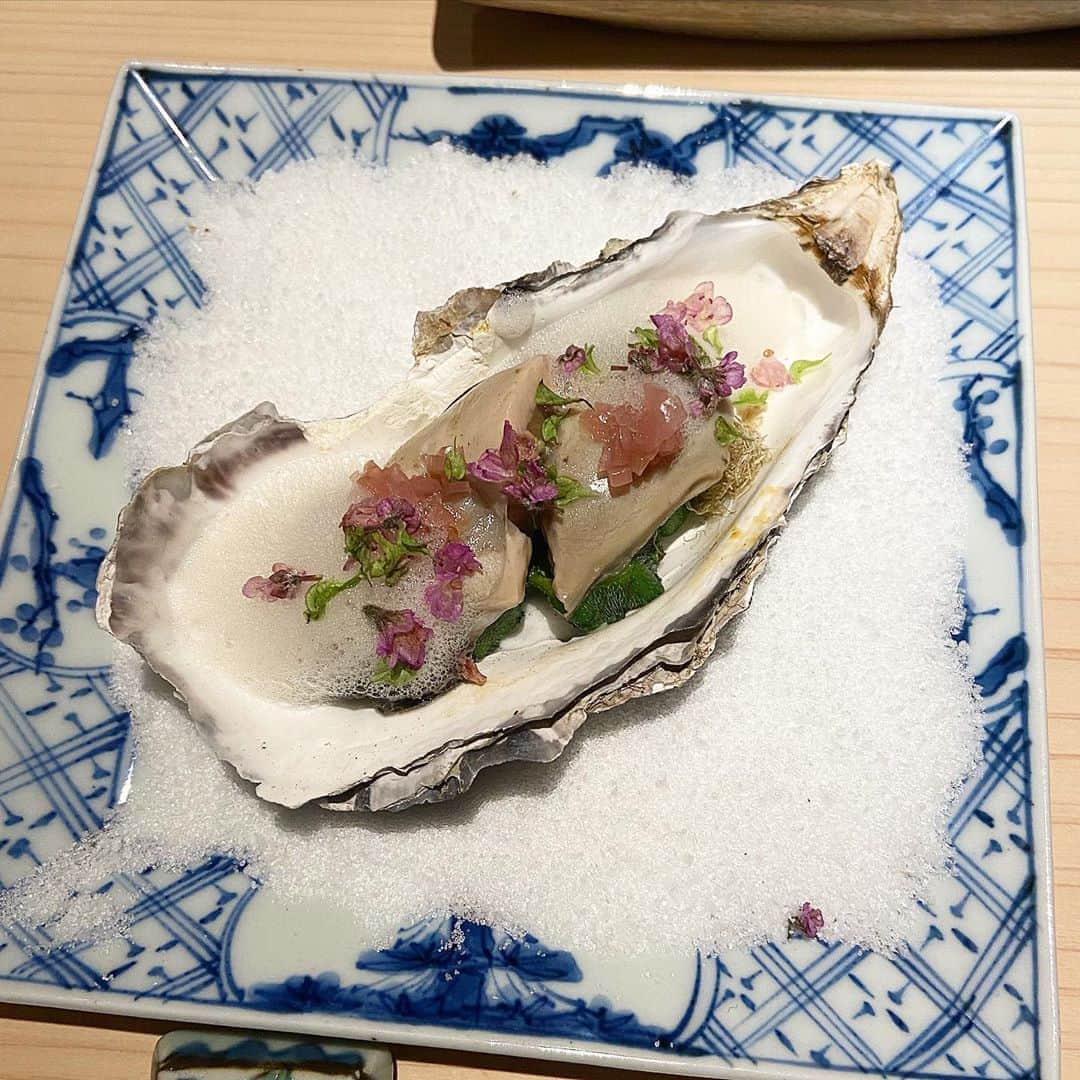 あろえグルメさんのインスタグラム写真 - (あろえグルメInstagram)「🐬鮨m🌱 食べログ3.09 表参道 ． まだできて半年くらいのお店！！ほんとーーーにおいしかった🥺❤️❤️ 食べログ3．09だけど最近の評価は4とかばっかりだから絶対これからあがる🥺🌱 お寿司なのに、ソムリエがいてワインおいしくてぐびぐびのんだ🍣🐡笑 お寿司もおいしくて、一品料理もおしゃれで本当に美味しくて幸せな室内すぎた！ 人気みたいでカウンター最後埋まってた〜🍣 お寿司とワインのマリアージュって意味で、Mらしい🐶🧞‍♂️ ．  #東京グルメ#東京ディナー#東京観光#東京カフェ#instagood#fff#lfl#インスタ映え #表参道カフェ#東京カフェ巡り#焼肉#代官山グルメ#お寿司#寿司好きな人と繋がりたい  #グルメスタグラム#表参道ディナー#西麻布グルメ#六本木ディナー#東京コース料理#食べログ #表参道グルメ#グルメ好きな人と繋がりたい#フォロー返し#ソムリエ#鮨m#ワイン好きな人と繋がりたい #うに#いくら#トリュフ#牡蠣」11月7日 21時00分 - oishiisukisuki