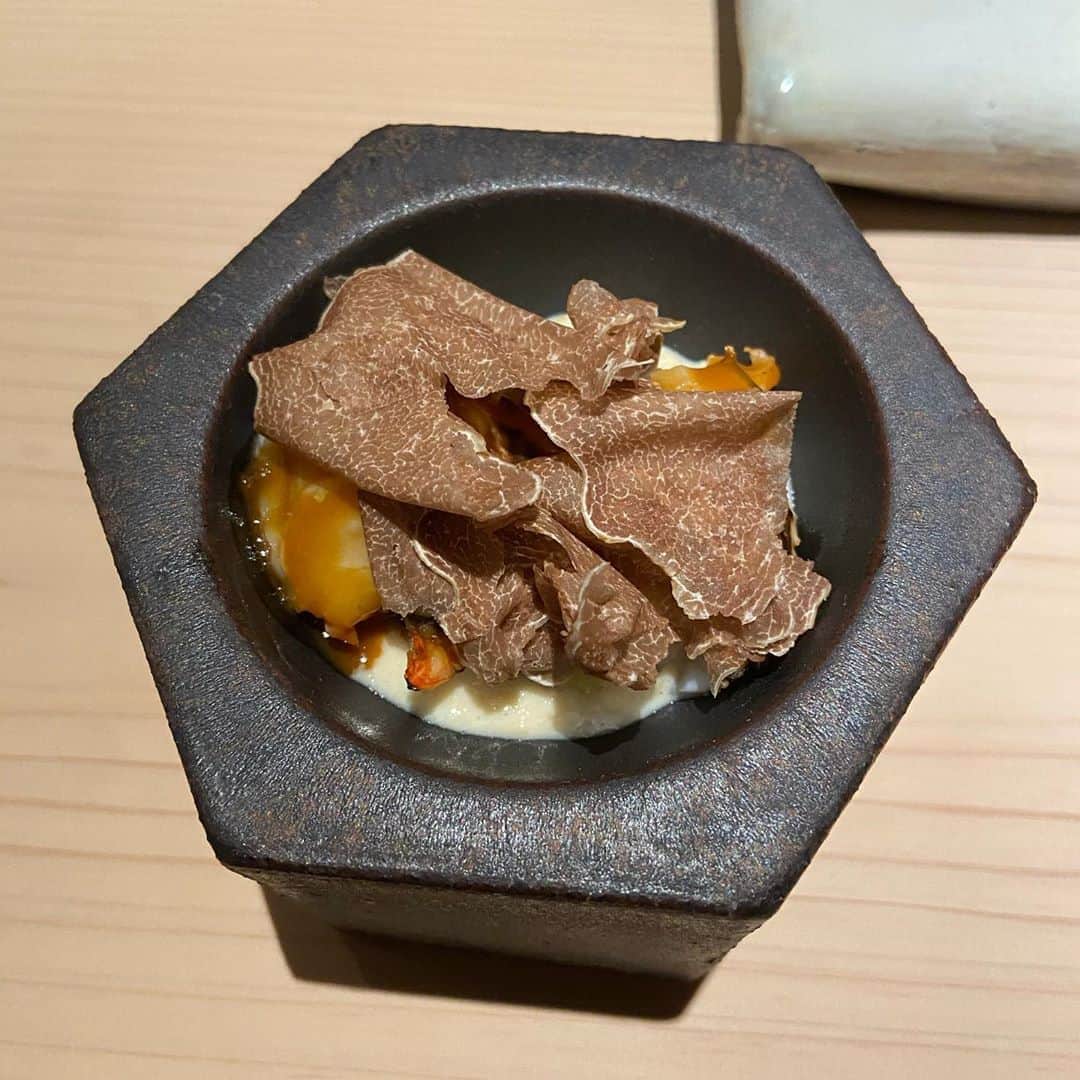 あろえグルメさんのインスタグラム写真 - (あろえグルメInstagram)「🐬鮨m🌱 食べログ3.09 表参道 ． まだできて半年くらいのお店！！ほんとーーーにおいしかった🥺❤️❤️ 食べログ3．09だけど最近の評価は4とかばっかりだから絶対これからあがる🥺🌱 お寿司なのに、ソムリエがいてワインおいしくてぐびぐびのんだ🍣🐡笑 お寿司もおいしくて、一品料理もおしゃれで本当に美味しくて幸せな室内すぎた！ 人気みたいでカウンター最後埋まってた〜🍣 お寿司とワインのマリアージュって意味で、Mらしい🐶🧞‍♂️ ．  #東京グルメ#東京ディナー#東京観光#東京カフェ#instagood#fff#lfl#インスタ映え #表参道カフェ#東京カフェ巡り#焼肉#代官山グルメ#お寿司#寿司好きな人と繋がりたい  #グルメスタグラム#表参道ディナー#西麻布グルメ#六本木ディナー#東京コース料理#食べログ #表参道グルメ#グルメ好きな人と繋がりたい#フォロー返し#ソムリエ#鮨m#ワイン好きな人と繋がりたい #うに#いくら#トリュフ#牡蠣」11月7日 21時00分 - oishiisukisuki