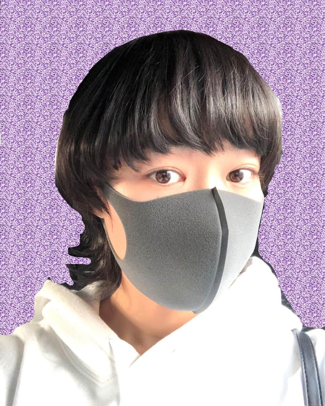 のインスタグラム：「非常に分かりづらい 髪切ったよ写真🤳 #ウルフ #ウルフカット #マッシュウルフ #ヘア #ヘアカット #キラキラ #非常に分かりづらい #どんな写真やねん #言葉で説明すると #前髪マッシュルームみたいで #襟足があります #またちゃんとアップしますね」