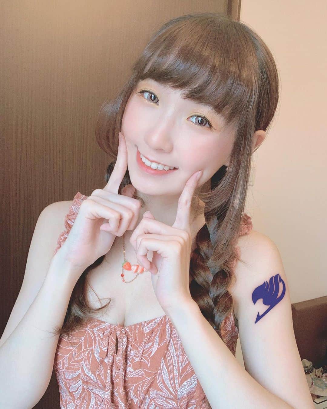 Sherryさんのインスタグラム写真 - (SherryInstagram)「- 嗚哇~ 妖精的尾巴漫畫快14周年了😫😫😫💥 各種場面到現在還是歷歷在目🥺✨ 最記得還是艾爾莎在公會戰時1 vs 100的英姿!!! 不斷換裝不斷跟敵人戰鬥，實在太帥了😫😫❤️ 我也很想成為這麼帥氣的人!! (雖然經常被說很像溫蒂💦 如果在RPG的世界裡，我也很想成立像妖精的尾巴這樣的公會喔，有誰要加入呢!!😆😆💕💕  ❣️下載連結▶️ https://ftmtw.onelink.me/LHsZ/9e19509c  #魔導少年 #妖精的尾巴」11月7日 21時03分 - silverxhere