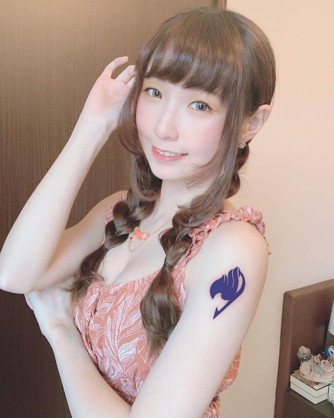 Sherryさんのインスタグラム写真 - (SherryInstagram)「- 嗚哇~ 妖精的尾巴漫畫快14周年了😫😫😫💥 各種場面到現在還是歷歷在目🥺✨ 最記得還是艾爾莎在公會戰時1 vs 100的英姿!!! 不斷換裝不斷跟敵人戰鬥，實在太帥了😫😫❤️ 我也很想成為這麼帥氣的人!! (雖然經常被說很像溫蒂💦 如果在RPG的世界裡，我也很想成立像妖精的尾巴這樣的公會喔，有誰要加入呢!!😆😆💕💕  ❣️下載連結▶️ https://ftmtw.onelink.me/LHsZ/9e19509c  #魔導少年 #妖精的尾巴」11月7日 21時03分 - silverxhere