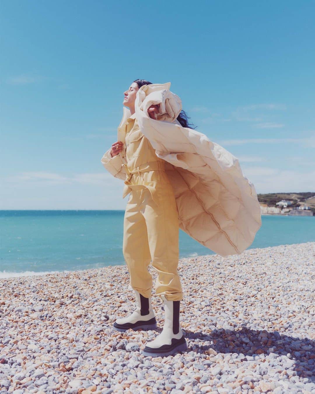 Harrodsのインスタグラム：「Fear not the XXL puffer coat! This season’s emboldened designs put pay to the idea that insulation equates to out-and-out bulk.   #Harrods #HarrodsFashion #BottegaVeneta #Nanushka  Our stores are closed temporarily, in line with government guidelines. You can continue to access in-store departments from home with our remote personal shopping service, Virtual Concierge, as well as shop online at harrods.com.」