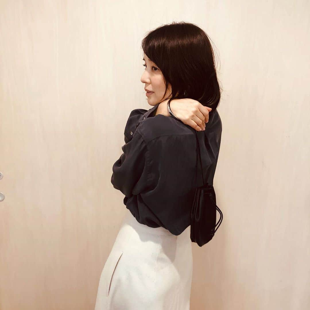 石田ゆり子さんのインスタグラム写真 - (石田ゆり子Instagram)「たぶん 一ヶ月くらい前のワタクシ。 誕生日に すてきなポーチをいただき、 記念撮影したときのもの。 最近の写真で 載せていいやつが全然ないので 少し前のものですが…」11月7日 21時05分 - yuriyuri1003