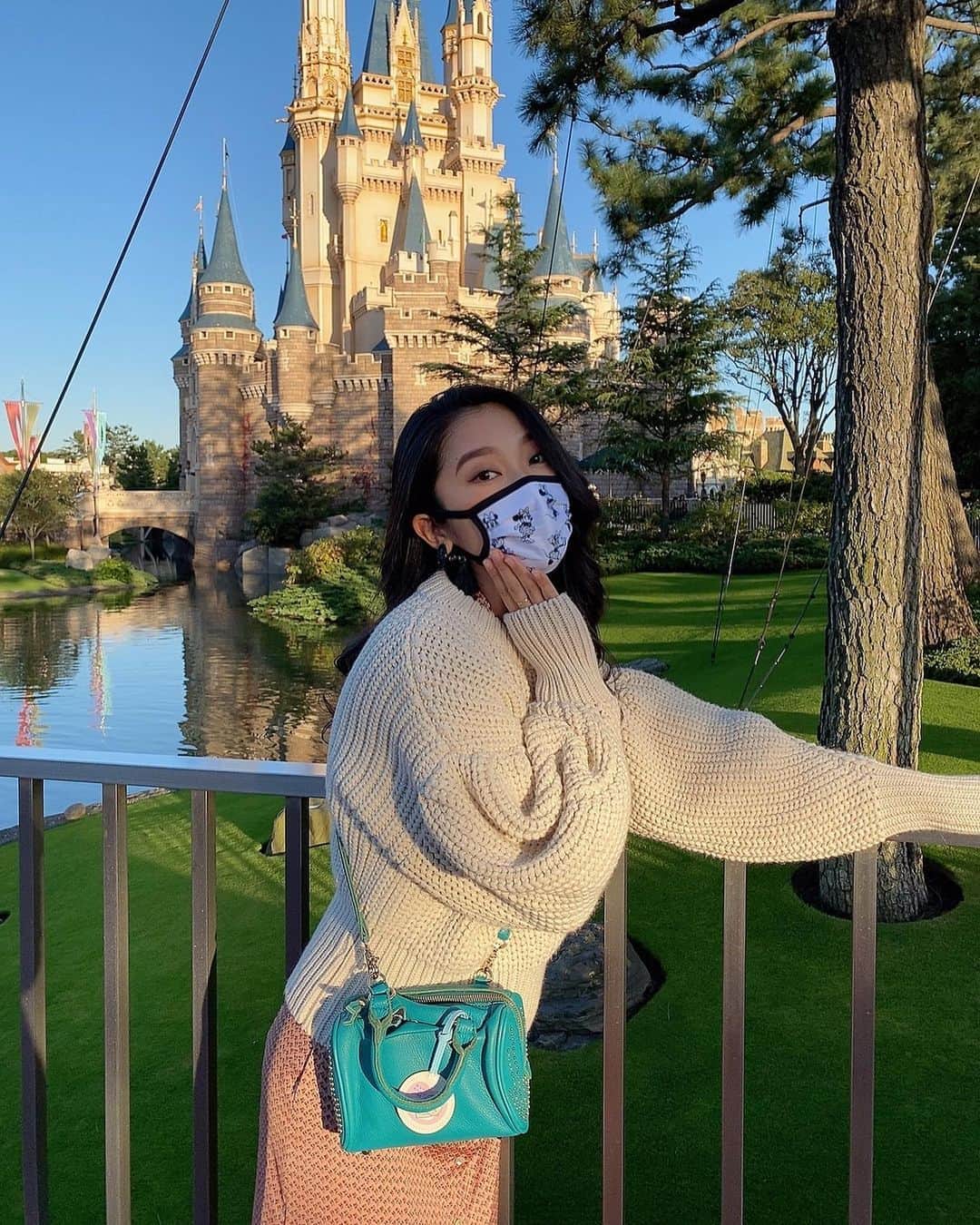 恵里花のインスタグラム：「今回はカチューシャの代わりに﻿ ミニーちゃんマスクで気分上げ🐭🖤﻿🤍 イクスピアリのディズニーストアでゲットしました✌🏼﻿ ﻿ 今この状況だからこそ﻿ ディズニーマスクのバリエーションが豊富👀💡﻿ 案外レアかもしれないですね🤭❕ ﻿ #TokyoDisneyland﻿ #ディズニーコーデ﻿ #マスクコーデ」