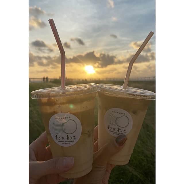 のインスタグラム：「↩︎↩︎↩︎↩︎↩︎↩︎↩︎↩︎↩︎↩︎✖️10📸🎥 sunset編🌅 泣けるし笑える♥♥♥ 5枚目♥♥♥ @monmamichelle と sunsetみながら2人でロビンソン歌ってます♥♥♥ 今回の旅の私から♥ @monmamichelle へのリクエスト♥♥♥ sunset見ながら🎸 台風強風の中🎸持ってきてくれてありがとう♥♥♥ 笑顔耐えない毎日をありがとう♥♥♥♥♥  これだけで全て浄化されます♥♥♥♥♥ @ryumar17 さん の Drone🛰  #香水推しが強すぎるwww  #どるちぇあんどがっばーな  #sunset   Drone&photo&movie   @ryumar17   thx♥♥♥  ありがとうございました♡  まだまだ続く🧜‍♀️🧜‍♂️🏖🐠☀️🍜♥♥♥ 📷🎥coming soon🌈💫  Love nature and live with nature♥」
