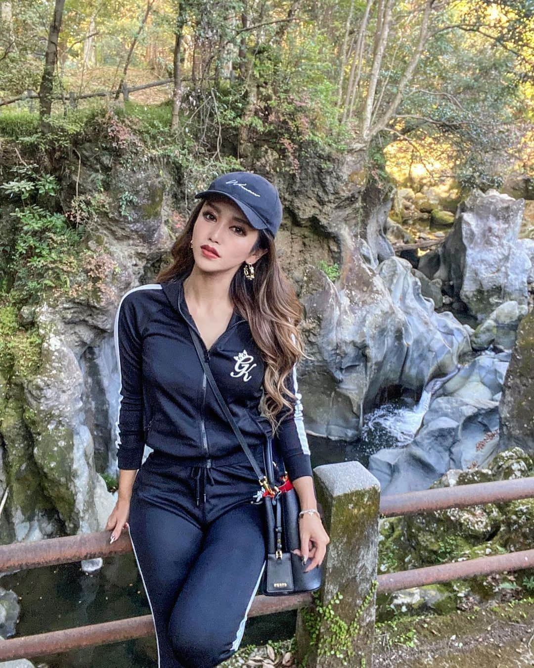 AYAMEさんのインスタグラム写真 - (AYAMEInstagram)「#nature#river#gymking#gymkingwomen#sportswear#prada#casual#boohoo#ootd#longhair#capstyle#blogger#bloggerstyle#bloggerlife#セットアップ」11月7日 21時08分 - l.ayame