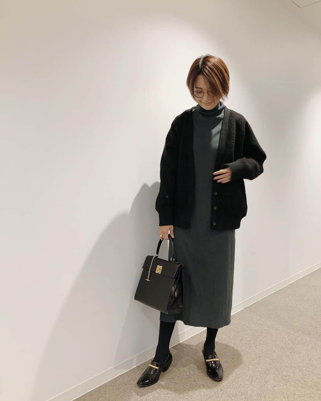 小山田早織さんのインスタグラム写真 - (小山田早織Instagram)「深めのグリーンが今の気分です🌝 ﻿ #cardigan...#ezick﻿ #dress...#beautyandyouth  #bag...#celine﻿ #shoes...#jeffreycampbell  ﻿ 温度調節できる厚手のカーデは﻿ 今の季節にぴったりで重宝してます🤍﻿ ﻿ ﻿」11月7日 21時18分 - saorioyamada