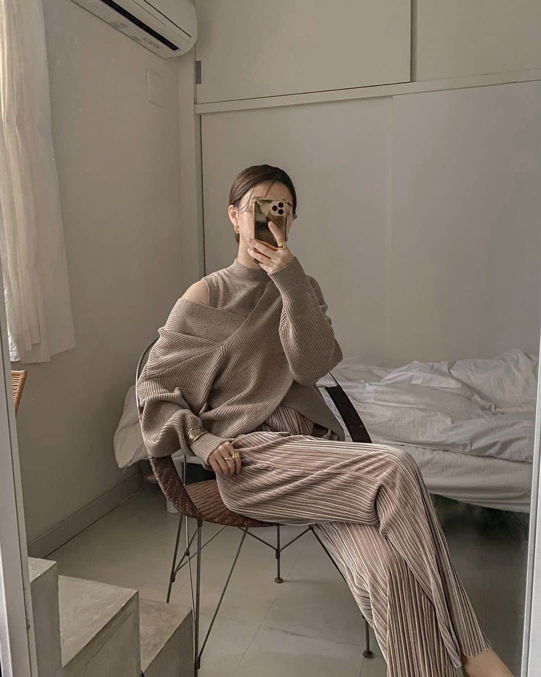 のインスタグラム：「・ ・ Coordinate ☕️ ・ ・ 本日の服♡ベージュトーンのゆったり着心地◎セット。中のノースリーブとセパレートで着方自在なニットにツヤっとコーデュロイプリーツパンツです💭 ・ ・ 🏷 KNIT/PANTS  @akte_official  ACC @aroq_official  ・ ・ ・ ・ #outfit #ootd #AKTE #アクテ #instafashion #minimalstyle #minimalfashion #classicstyle #simpleoutfit #everydaylook  #コーデ #コーディネート #今日のコーデ #私服  #karen_k_outfit」
