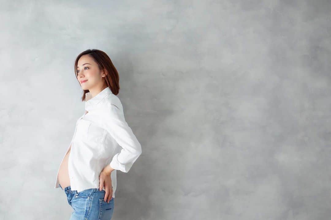 英玲奈のインスタグラム：「1ヶ月以上前になりますが、 スタジオでマタニティフォト撮影してきました。 今と比べたらまだまだお腹が小さい！ コロナの影響で、外食や旅行など控えていたので、最後の2人時間はあまり満喫出来なかったけど、 夫と2人で良い想い出が作れました。  そして、実は今日は自宅で友人にマタニティフォト撮影してもらいました。 私はその子の写真が大好きで、 影も一緒にその子に撮ってほしくて。 忙しい中来てくれて本当に嬉しかった！  #マタニティフォト  #妊娠9ヶ月」