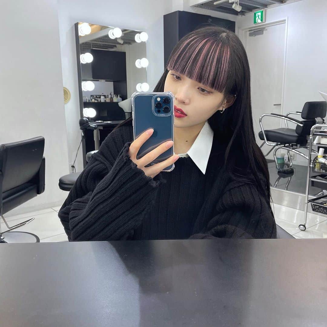 江崎ななほのインスタグラム：「shachuのエクステで前髪ピンク 自然すぎて感動したので思わず🤳 今はお仕事で髪が染めれないけどエクステで髪色遊ぶのも楽しいな 結局染めたくなっちゃうけど。笑」