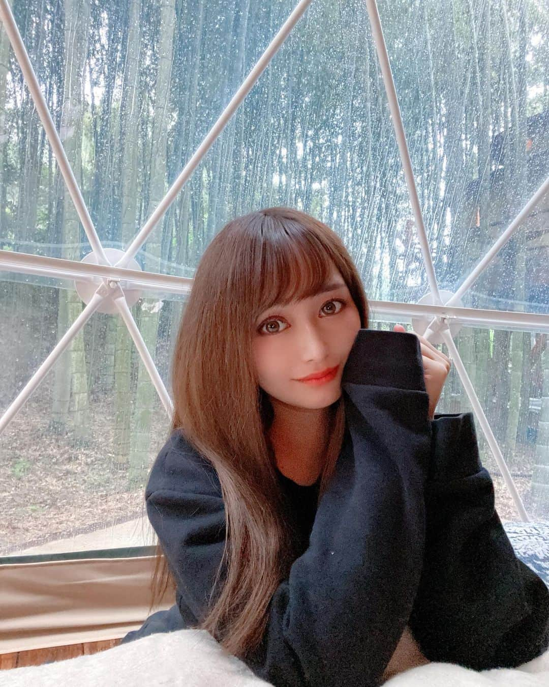 YU-RIさんのインスタグラム写真 - (YU-RIInstagram)「🏕⋆͛*͛ ͙͛⋆͛ᐝ·̩͙ BOMBOO FOREST 最高だったな🦒.*･ﾟ  雨だったけど雨の音も良い☔️ 次の日は晴れて隣のサユリワールド(動物園)で キリンと朝食食べた😋🍴🍳🍞🍌🎶 ラマが怖かった、、、🦙笑  都内から車で1時間くらいで行けるのも良い♡  #グランピング#グランピングキャンプ #サユリワールド#動物園 #キリンと朝食#アルパカ #ラマ#怖かった#カピバラ #ドームテント#ドームハウス #休日の過ごし方#キャンプ #千葉#市原#都内から1時間 #thebambooforest」11月7日 21時20分 - yu_uri.12