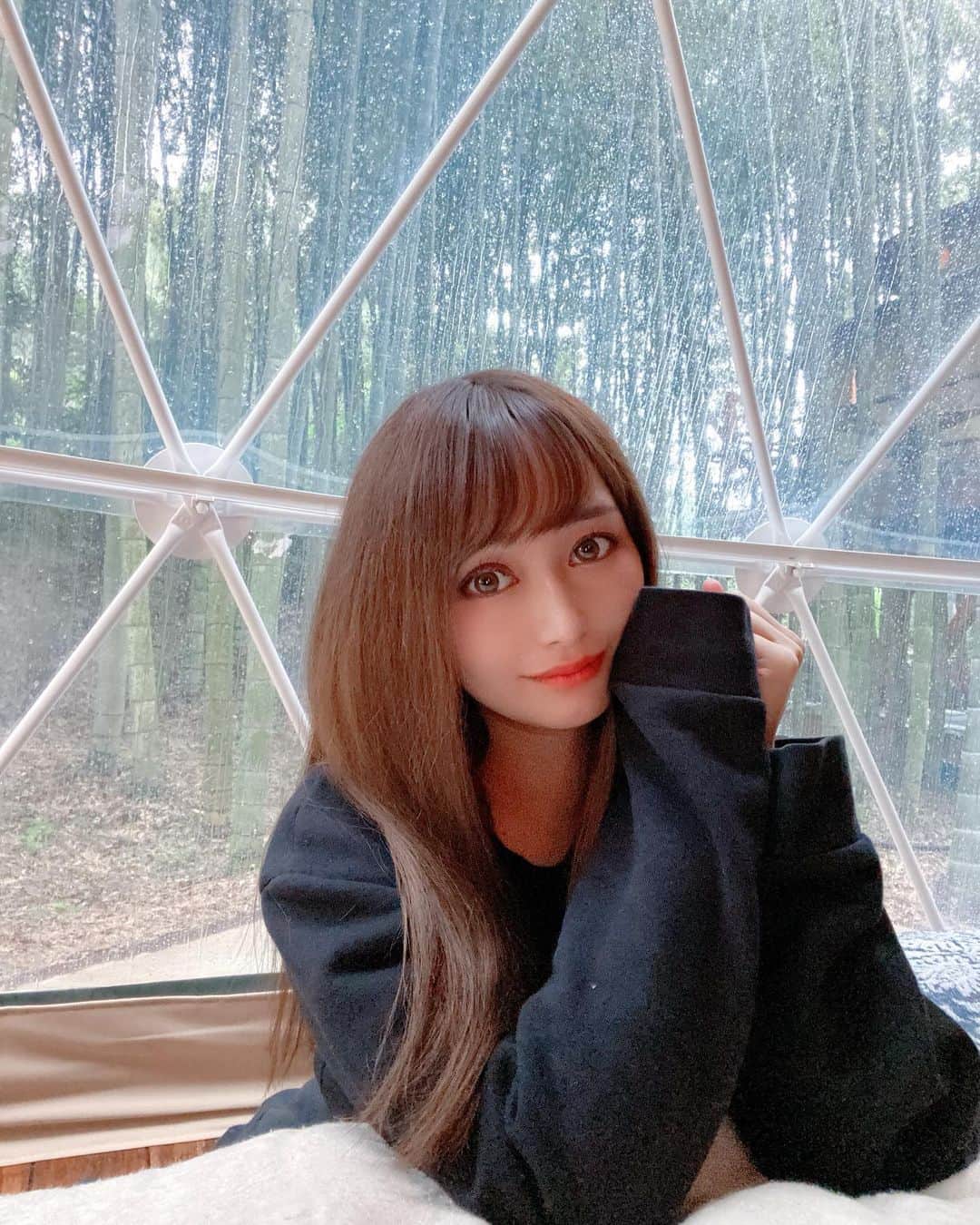 YU-RIのインスタグラム：「🏕⋆͛*͛ ͙͛⋆͛ᐝ·̩͙ BOMBOO FOREST 最高だったな🦒.*･ﾟ  雨だったけど雨の音も良い☔️ 次の日は晴れて隣のサユリワールド(動物園)で キリンと朝食食べた😋🍴🍳🍞🍌🎶 ラマが怖かった、、、🦙笑  都内から車で1時間くらいで行けるのも良い♡  #グランピング#グランピングキャンプ #サユリワールド#動物園 #キリンと朝食#アルパカ #ラマ#怖かった#カピバラ #ドームテント#ドームハウス #休日の過ごし方#キャンプ #千葉#市原#都内から1時間 #thebambooforest」