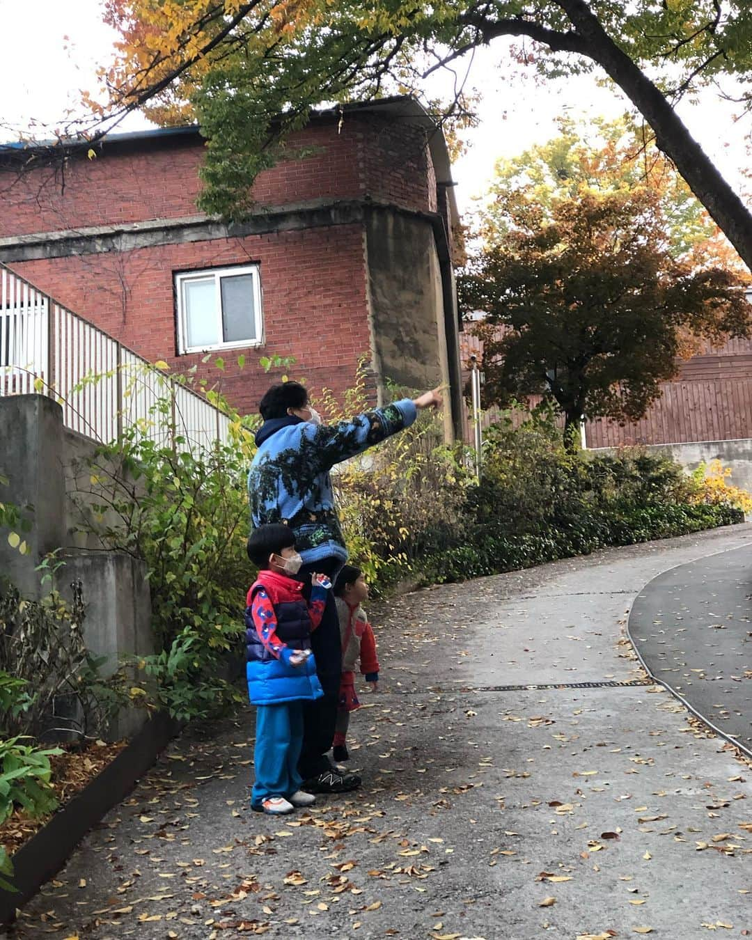 パク・ウォンジさんのインスタグラム写真 - (パク・ウォンジInstagram)「갑자기 누워서 하늘을 보는 멋진 아이 🍂」11月7日 21時21分 - sisi_wonji