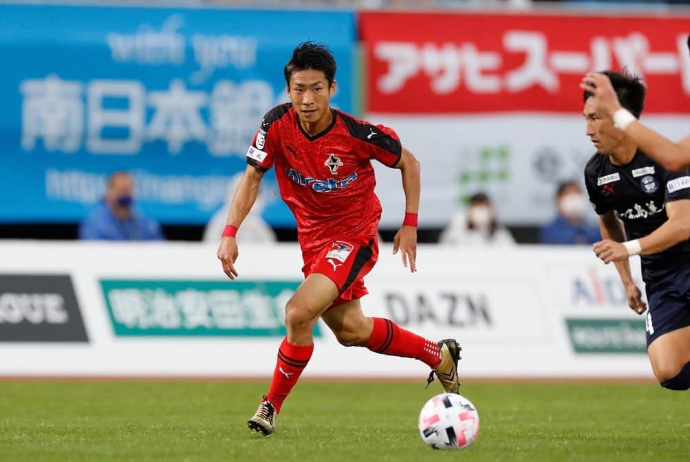 ROASSO KUMAMOTOさんのインスタグラム写真 - (ROASSO KUMAMOTOInstagram)「⚽️ ／ 11.7.SAT.第26節 VS 鹿児島ユナイテッドFC 1対4 敗戦 ＼ アウェイの地までたくさんのファン・サポーターがかけつけ、共に戦ってくれました‼️ ありがとうございました。 -----﻿ NEXT GAME﻿ 🗓 11月14日.SAT ⏰ 14:00 KICK OFF﻿ 🆚 藤枝MYFC 🏟 えがお健康スタジアム 📺 DAZN / NHK熊本 -----﻿ #ロアッソ熊本 ﻿ #2020シーズン ﻿ #繋続 #TSUNAGI﻿ #つなぎ  #2020の主役は誰だ  #髙橋利樹 #浅川隼人 #roasso﻿ #熊本﻿ #Jリーグ﻿ #jleague﻿ #サッカー﻿ #ゴール ﻿ #えがお健康スタジアム﻿ #感謝﻿ #いまできること﻿ #がんばろう日本﻿ #みんなで乗り越えよう ﻿ #jリーグにできること」11月7日 21時23分 - roassokumamoto_official