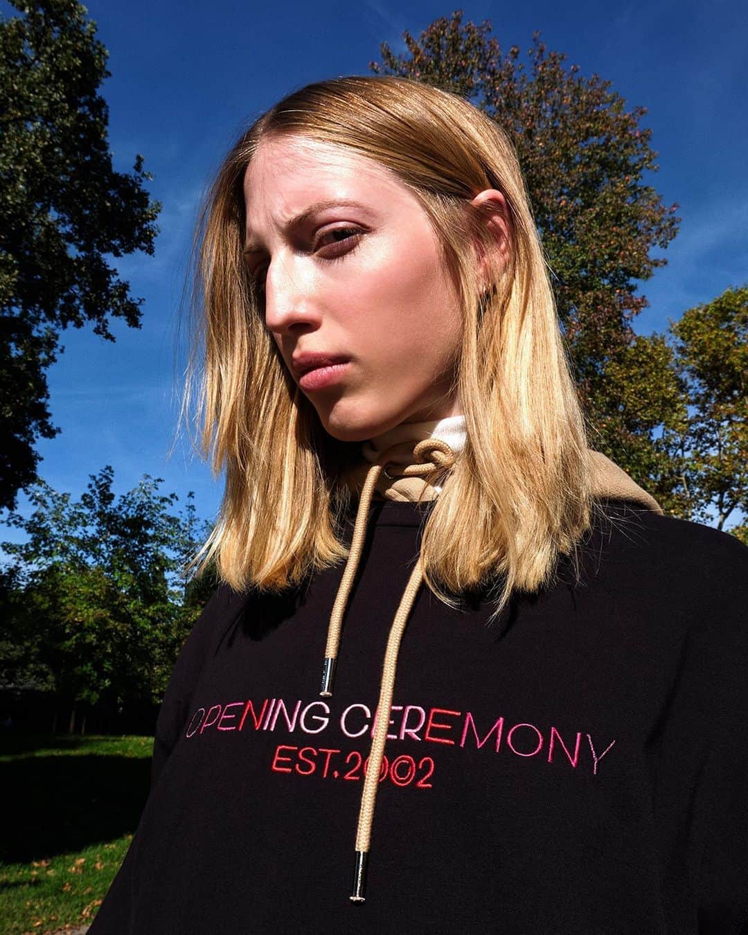 オープニングセレモニーのインスタグラム：「Sweatshirt with gradient OC logo. Slide to see more 💫   openingceremony.com  📸 by @jimcnedd / styling by @franciferretti / model @chiamazzoleni」