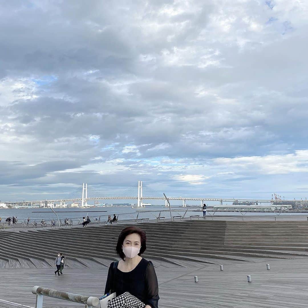 生稲晃子さんのインスタグラム写真 - (生稲晃子Instagram)「いつもお世話になっている、ユキコハナイの猪俣さんと、横浜散歩を楽しんできました👭  氷川丸、山下公園、中華街、そして大さん橋…  久しぶりの横浜‼️ 優しい海風が心地良かったです。  今回のベストショットは、1列に並んだカモメかな〜🕊  #ユキコハナイ　@yukikohanai_press  #横浜 #氷川丸 #山下公園 #横浜中華街 #大さん橋 #カモメ #生稲晃子 #海風が心地よい」11月7日 21時25分 - akiko__ikuina