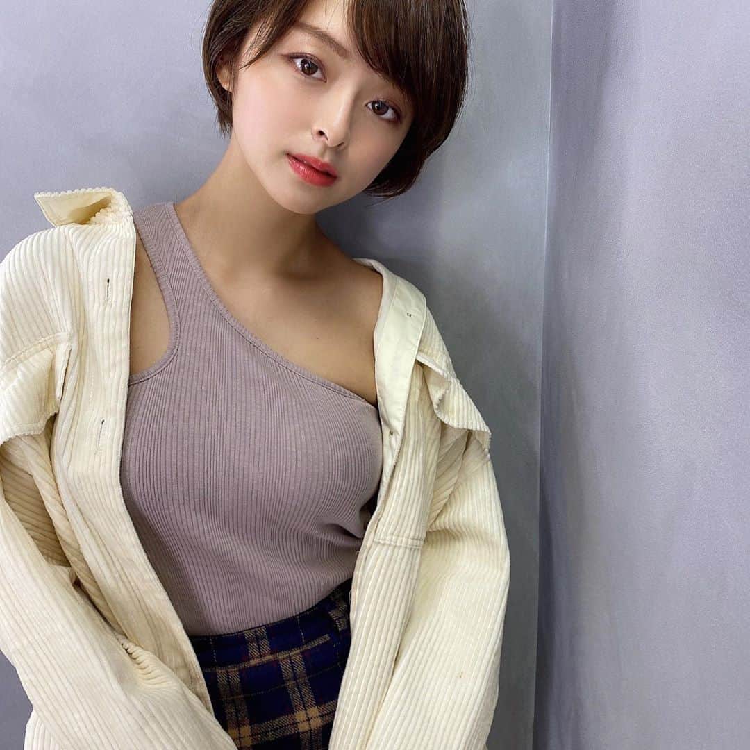 かおりのインスタグラム：「・ ・   衣装で着たトップスのデザインすごい😳 最初頭入れるところ間違えそうになった笑   @elena.4beauty で小顔矯正して すごくすっきりした〜！  #ノースリーブ　#秋」